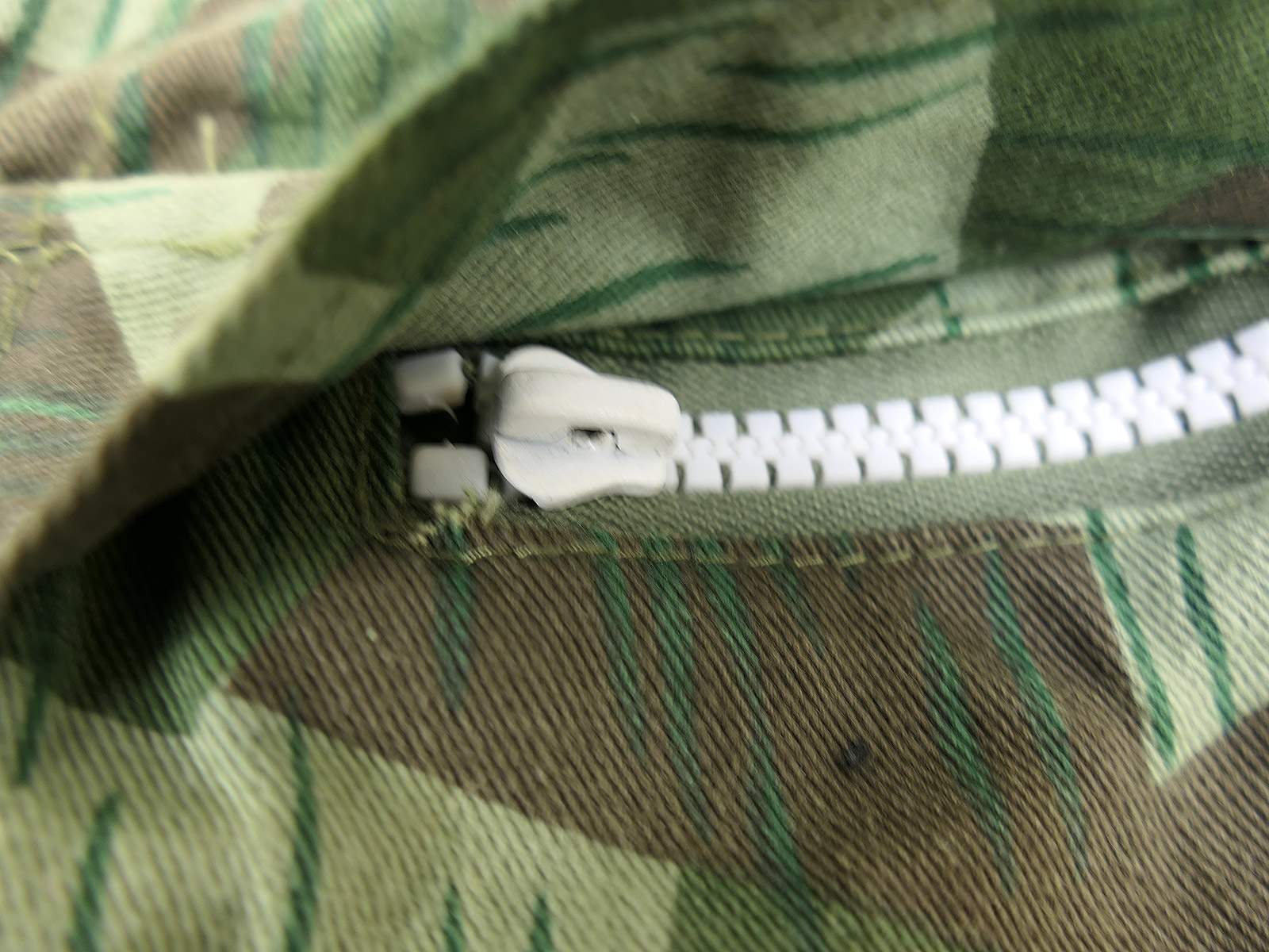 Luftwaffe Fallschirmjäger Knochensack Gr.1 Splittertarn mit Abzeichen COLLECTION BATTLE WORN