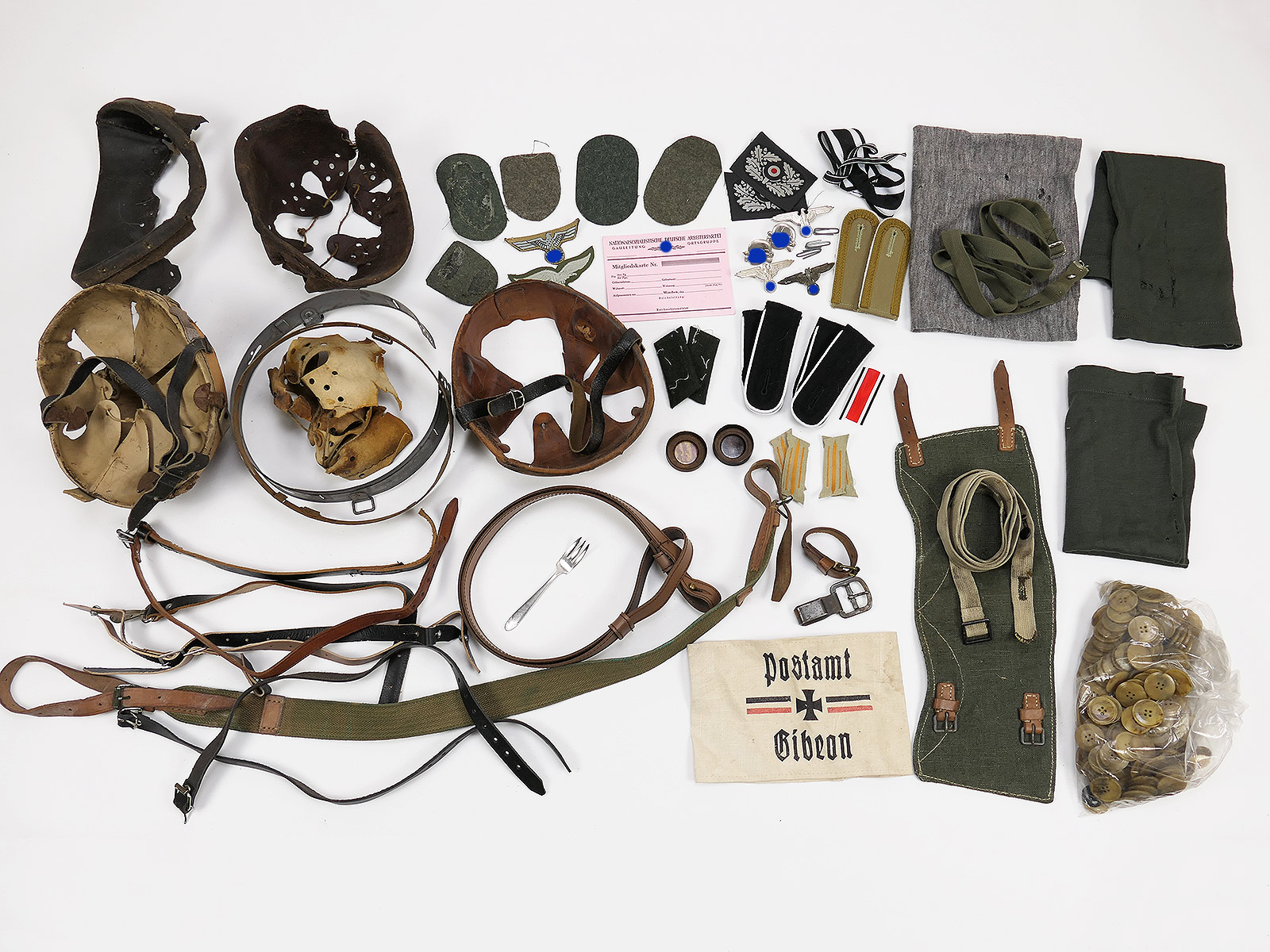 Militaria Konvolut Effekten Abzeichen Schulterklappen Riemen Schlauchschal Kinnriemen ANSEHEN 