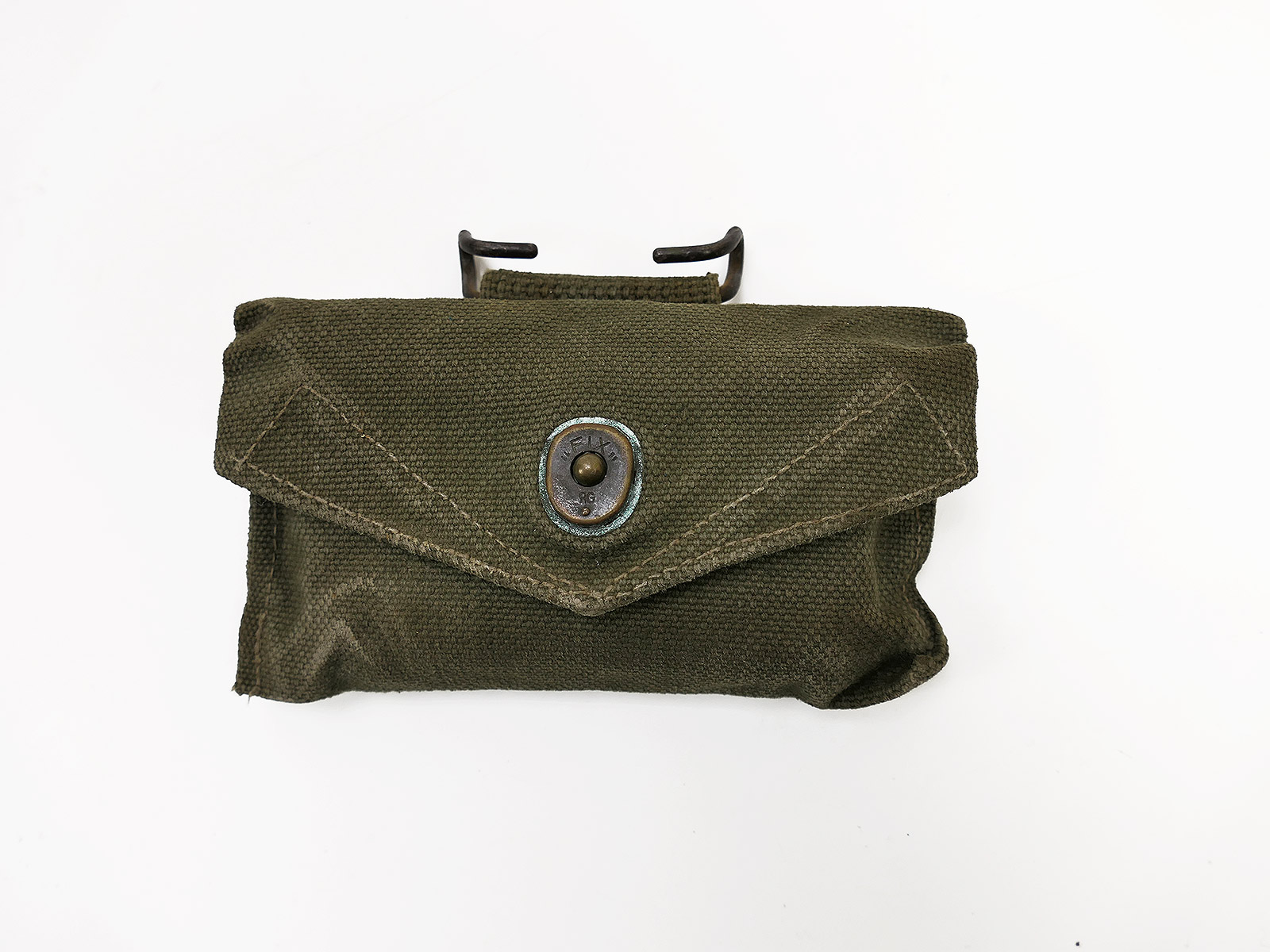 US Army First Aid Kit M-1942 Pouch + Carlisle Dressing Erste Hilfe Verbandpäckchen Blechdose OLIV Collection BATTLE WORN