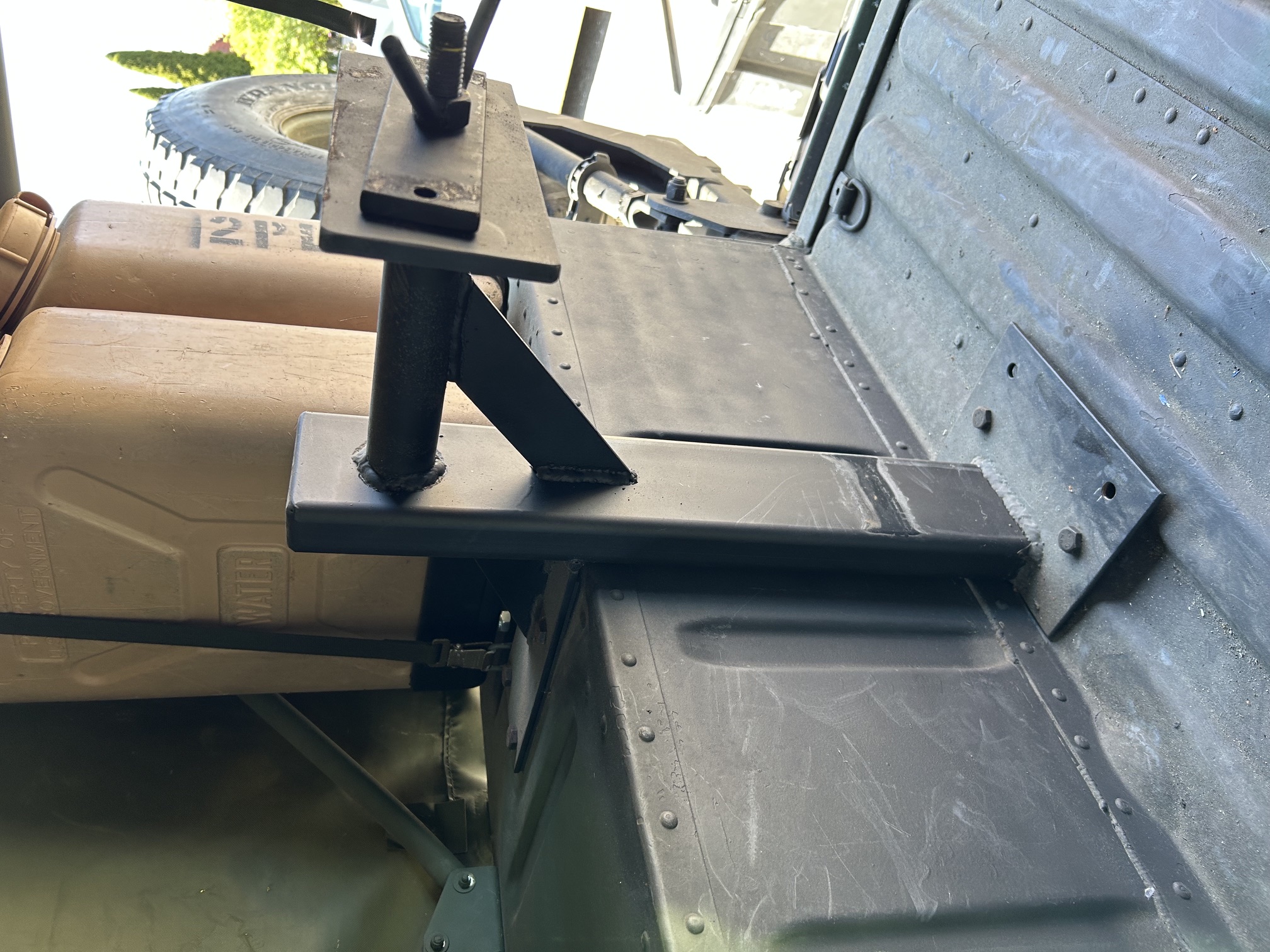 Reserverad Halter mit Schrauben komplett für Humvee M998 Hummer Truck