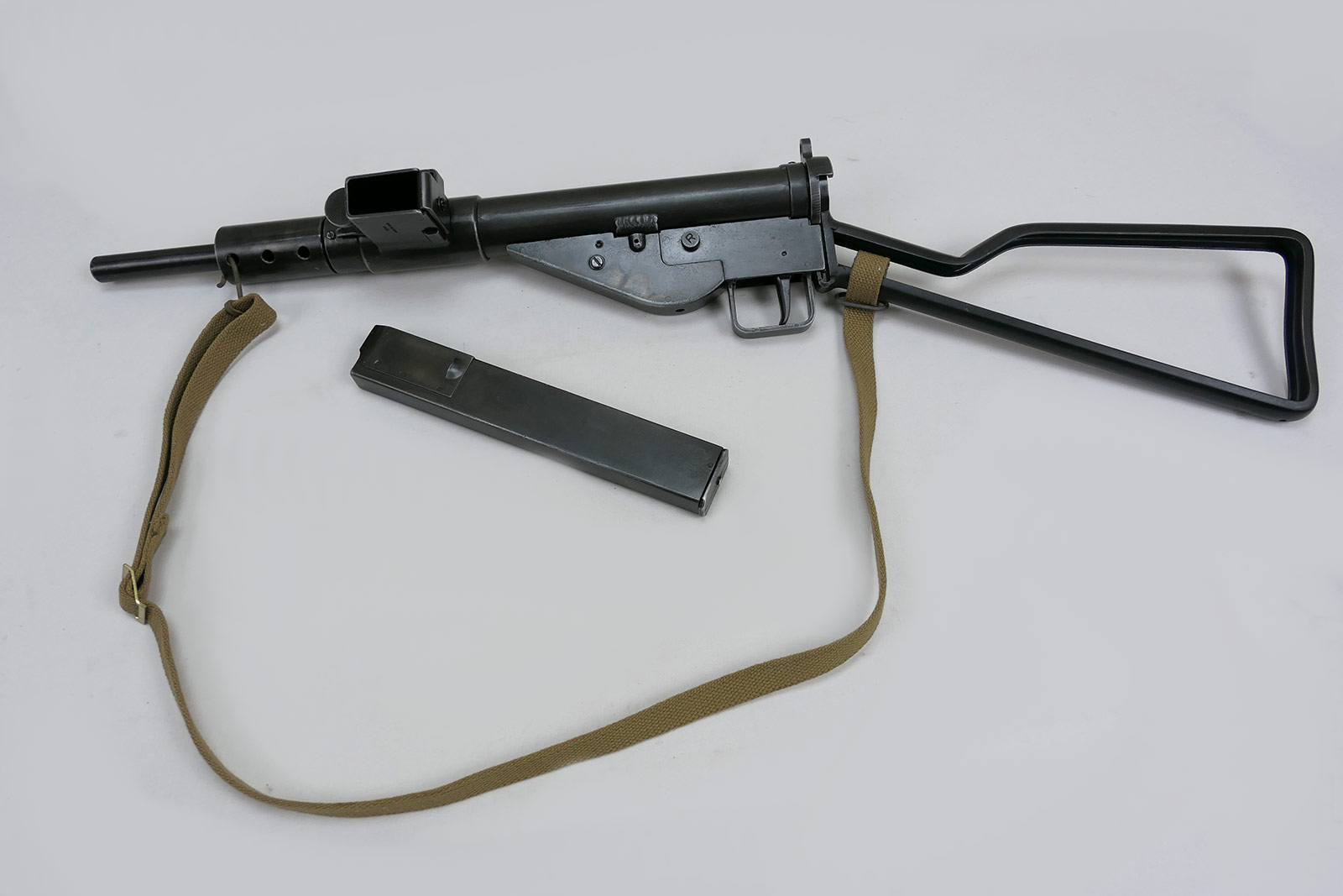 P1170932 GB ARMY WW2 Sten MP MKII Maschinenpistole Deko Modell Filmwaffe Antik Finish mit Trageriemen