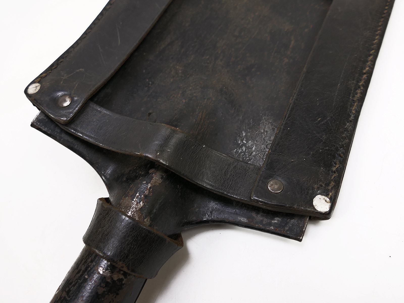 Antiker Infanterie Spaten mit Stempelung in Ledertasche / Spatentasche COLLECTION