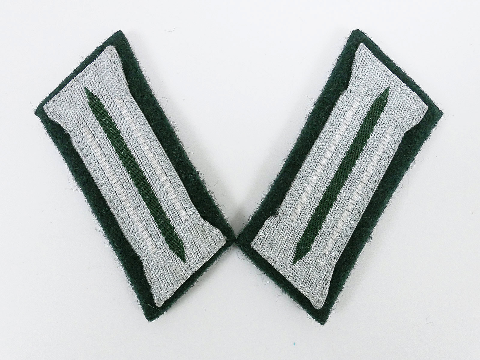Wehrmacht Infanterie / Heer Kragenspiegel Mannschaften auf M36 Unterlage Feldbluse