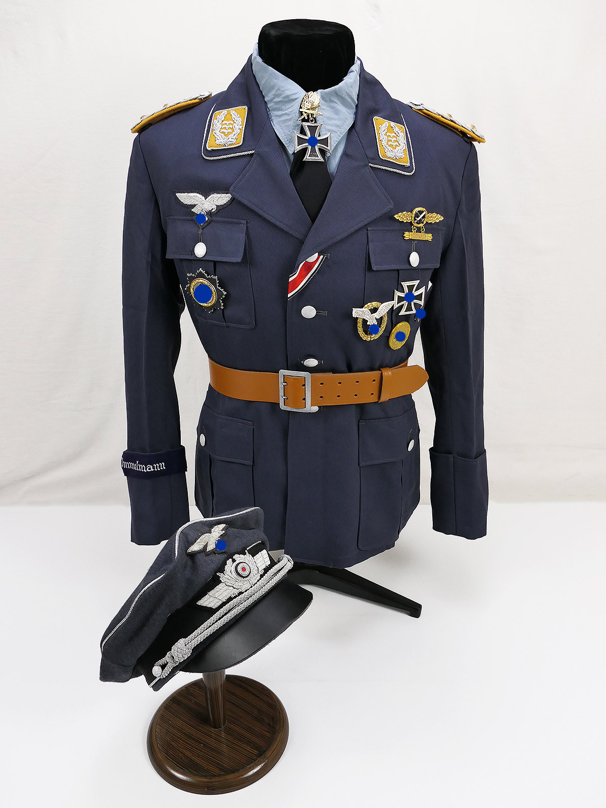 Luftwaffe Uniform Ensemble Oberst Hans-Ulrich Rudel Uniform Viertaschenrock u. Schirmmütze