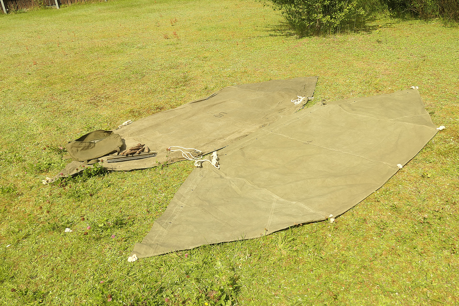 P1550450 #8 TYP US WW2 Zelt 2x Zeltbahn shelter Zeltplane tent half + Stangen und Holzpflöcke - Zweimannzelt