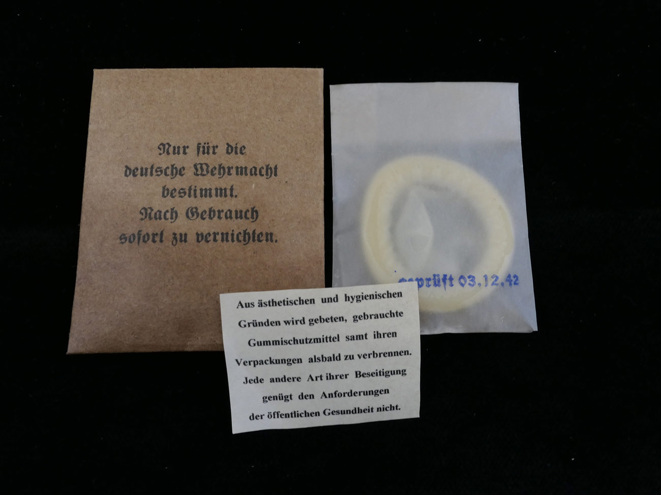 Wehrmacht Kondome für Soldaten im Papierbriefchen mit Beipackzettel (418)