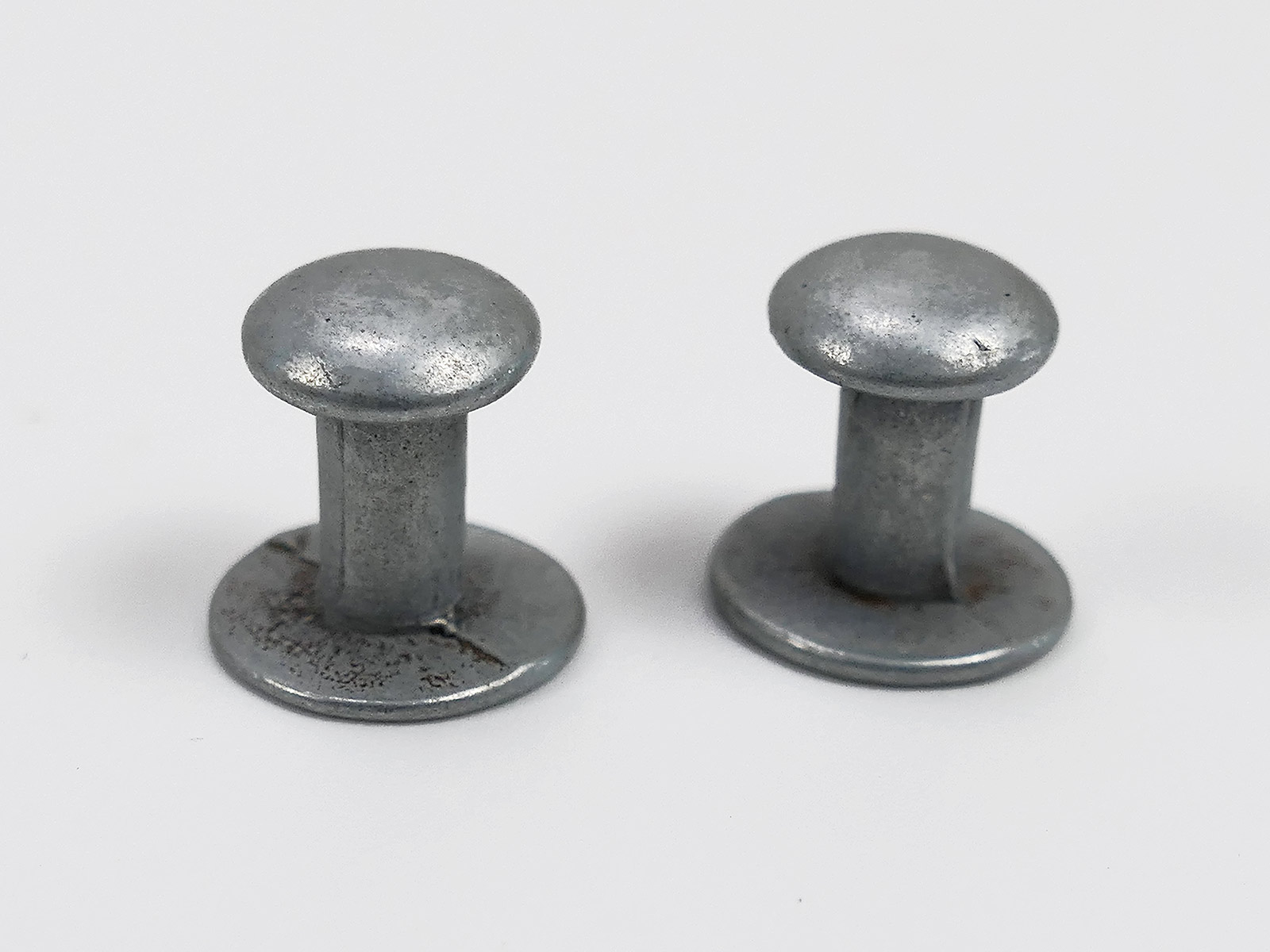 2x Metall Niete für Diverses / Riemen / auch für Beriemung Gasmaskendose