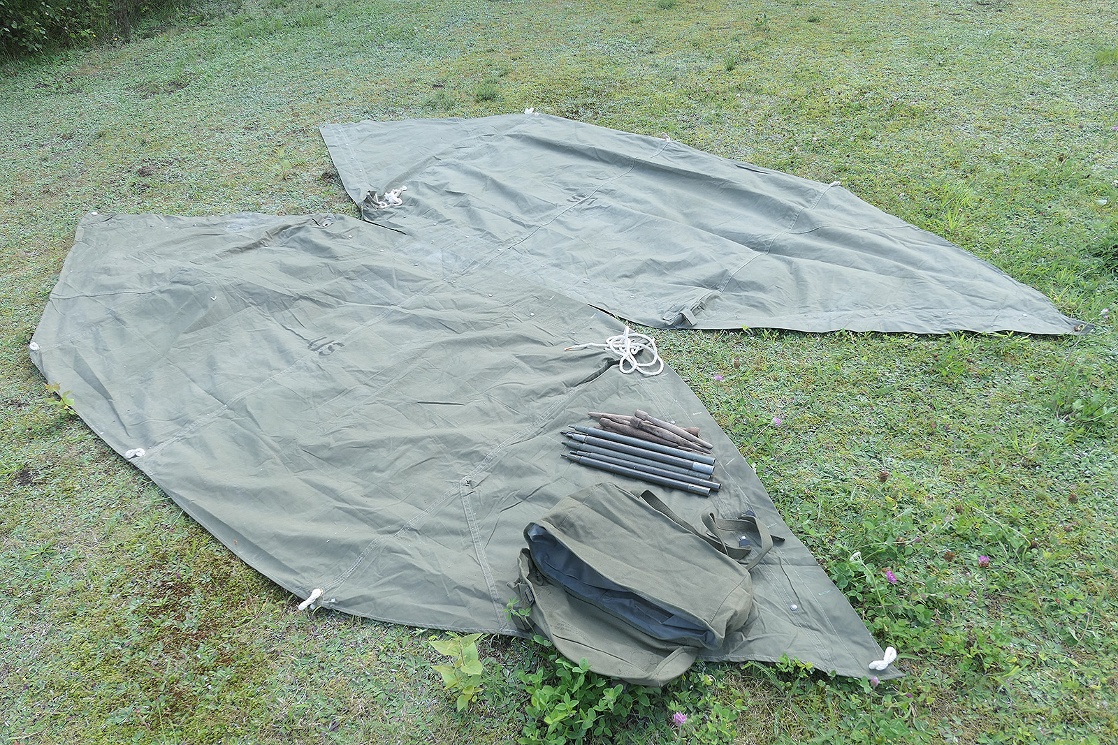 P1550380 #4 TYP US WW2 Zelt 2x Zeltbahn shelter Zeltplane tent half + Stangen und Holzpflöcke - Zweimannzelt