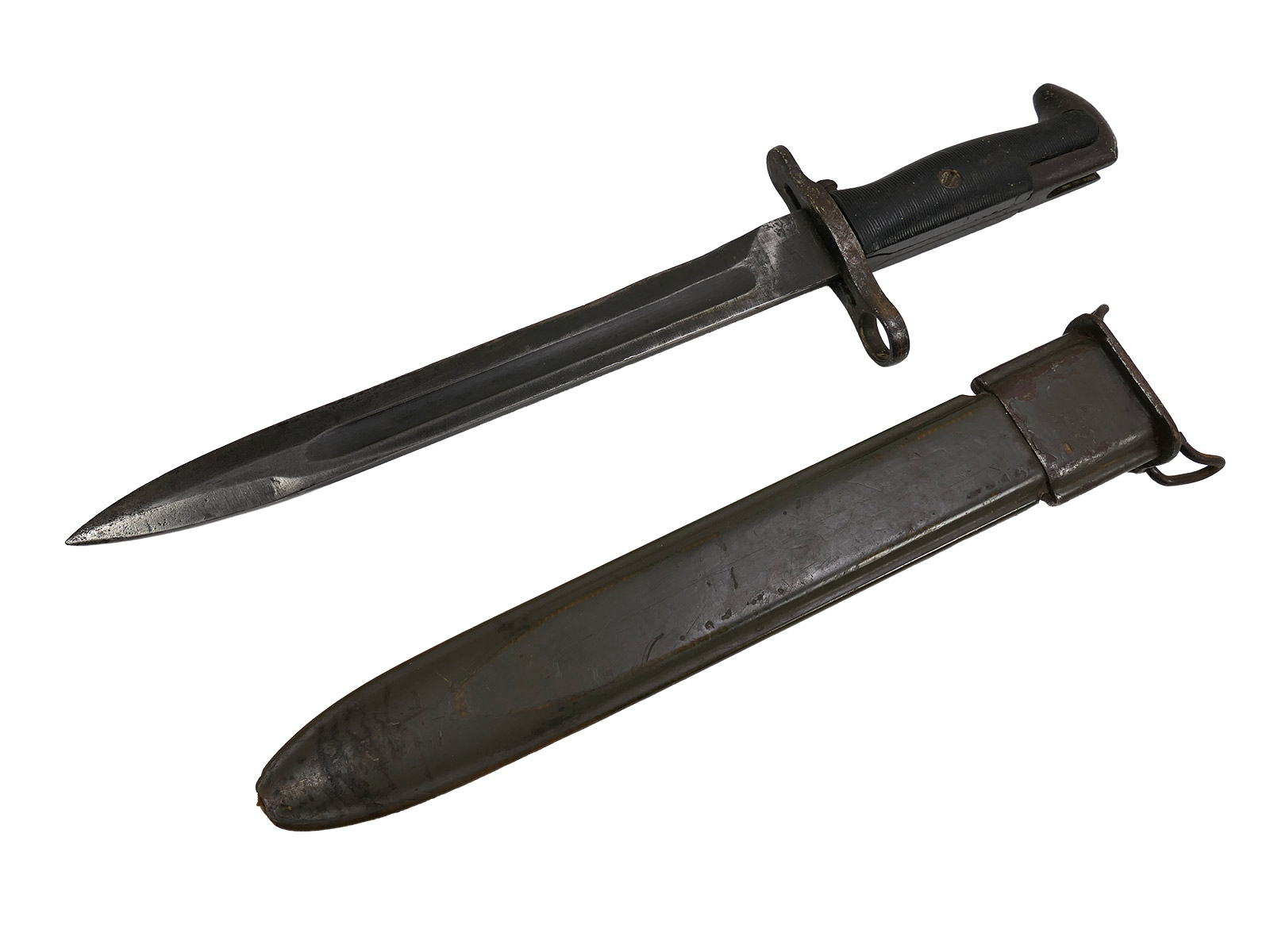 US Army WW2 M1 Bajonett in Scheide für M1 Garand Seitengewehr / Collection BATTLE WORN