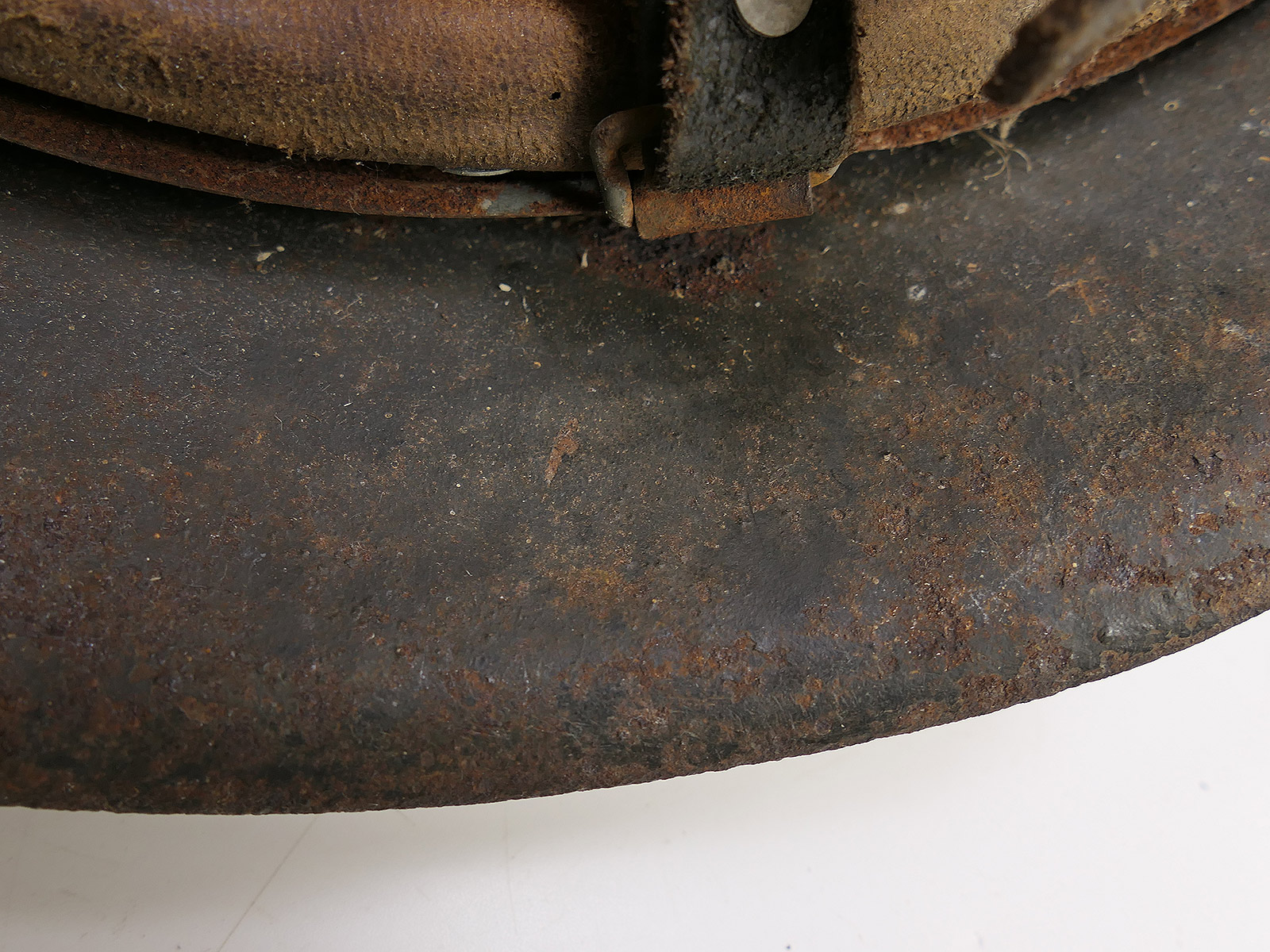 Wehrmacht SD Stahlhelm M42 mit Helmfutter u. Kinnriemen ORIGINAL SCHEUNENFUND
