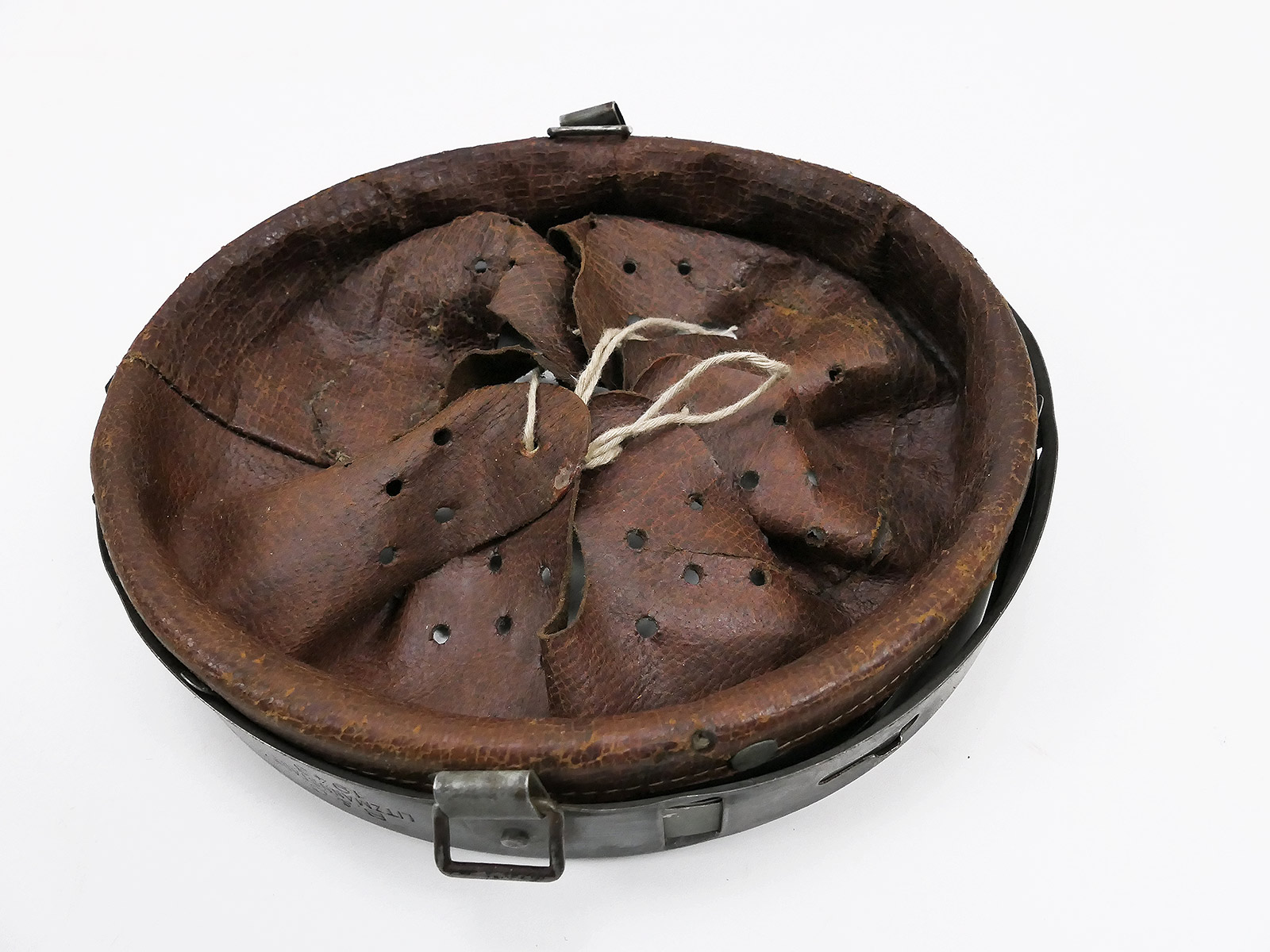 P1179554 #K/ Original Wehrmacht Stahlhelm Innenfutter Helmfutter 55/62n.A. B&C Litzmannstadt