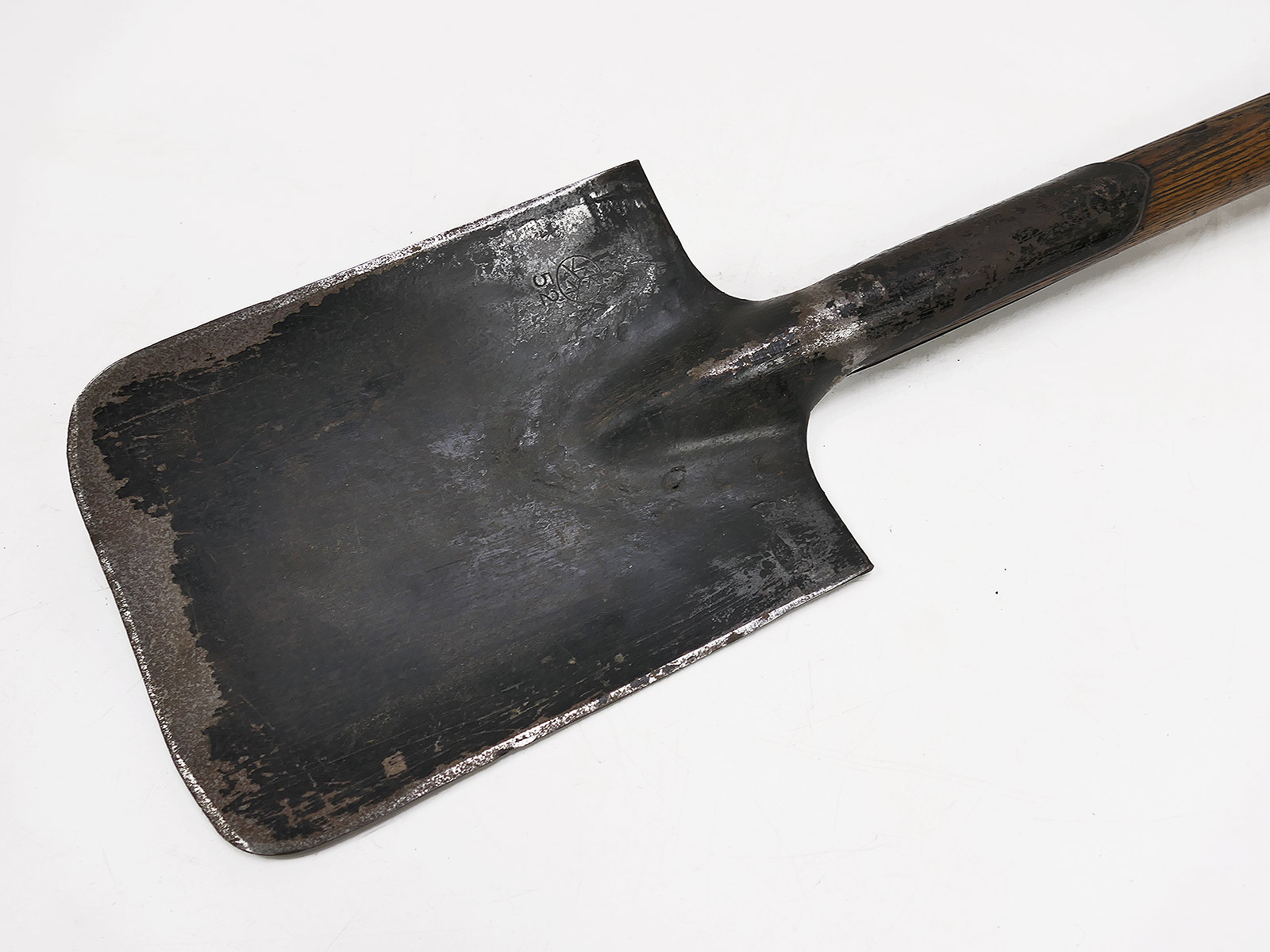 Antiker Infanterie Spaten mit Stempelung in Ledertasche / Spatentasche COLLECTION