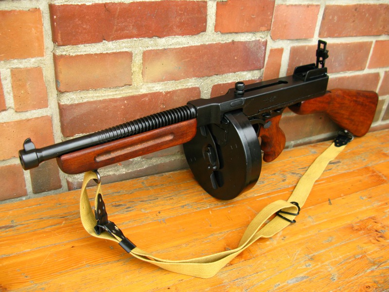 1643-3 US Army Thompson 1921 Deko Modell Filmwaffe antik finish