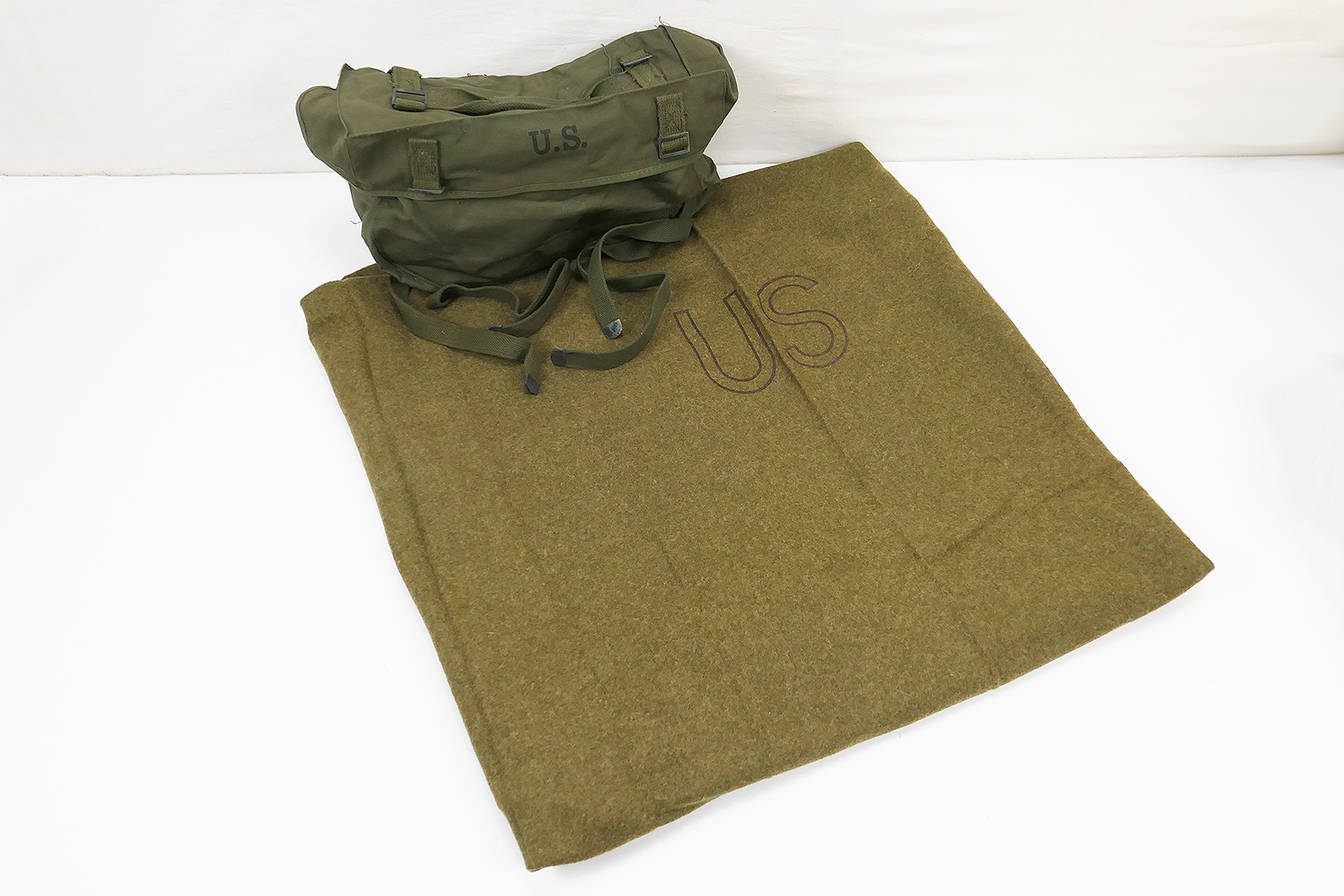 P1430646 #4 US Pack Field Cargo M-1945 Tasche + US Wool virgin Blanket Decke
