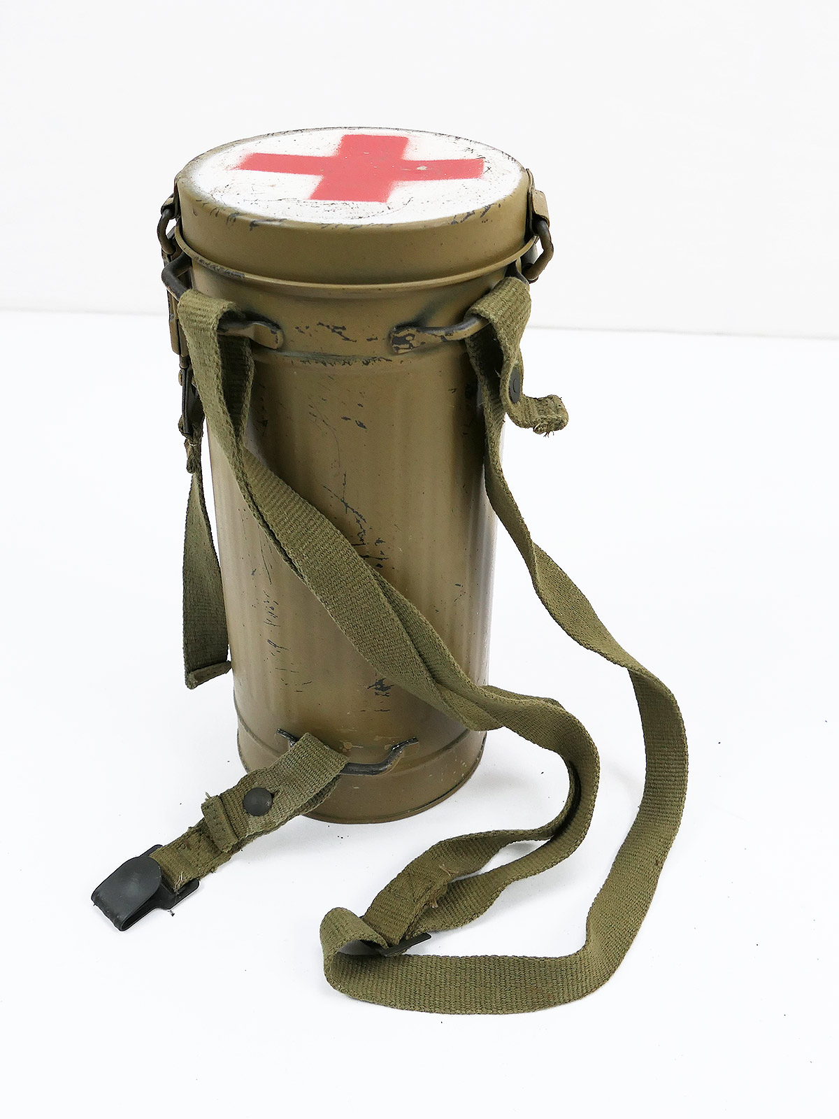 P1424830 DAK Afrikakorps Gasmaskendose Tarnanstrich Rotkreuz Sanitäter Schutzmaskenbüchse mit Beriemung