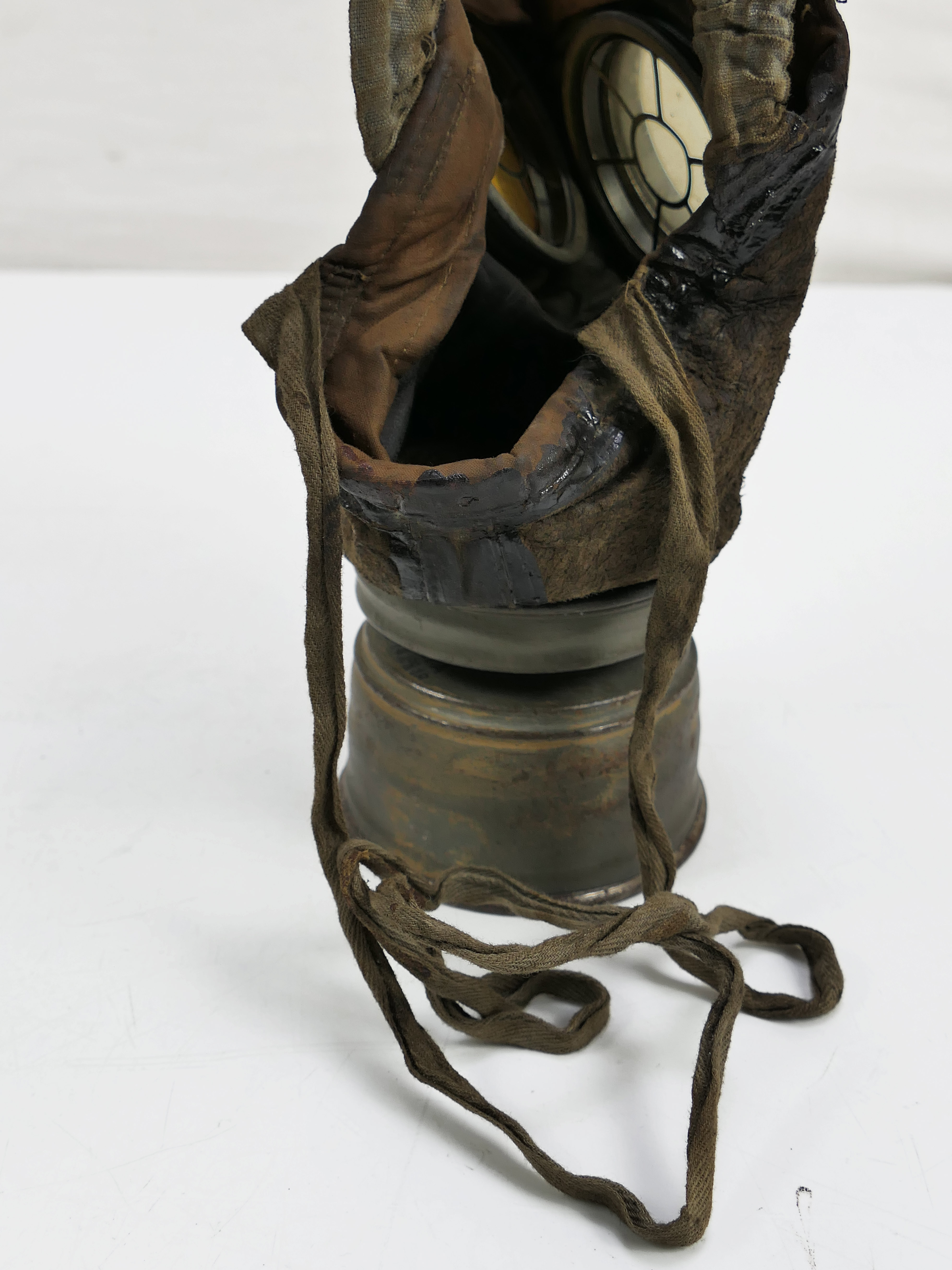 WK1 Original Leder Gasmaske M17 + Filter in Original Bereitschaftsbüchse COLLECTION BATTLE WORN