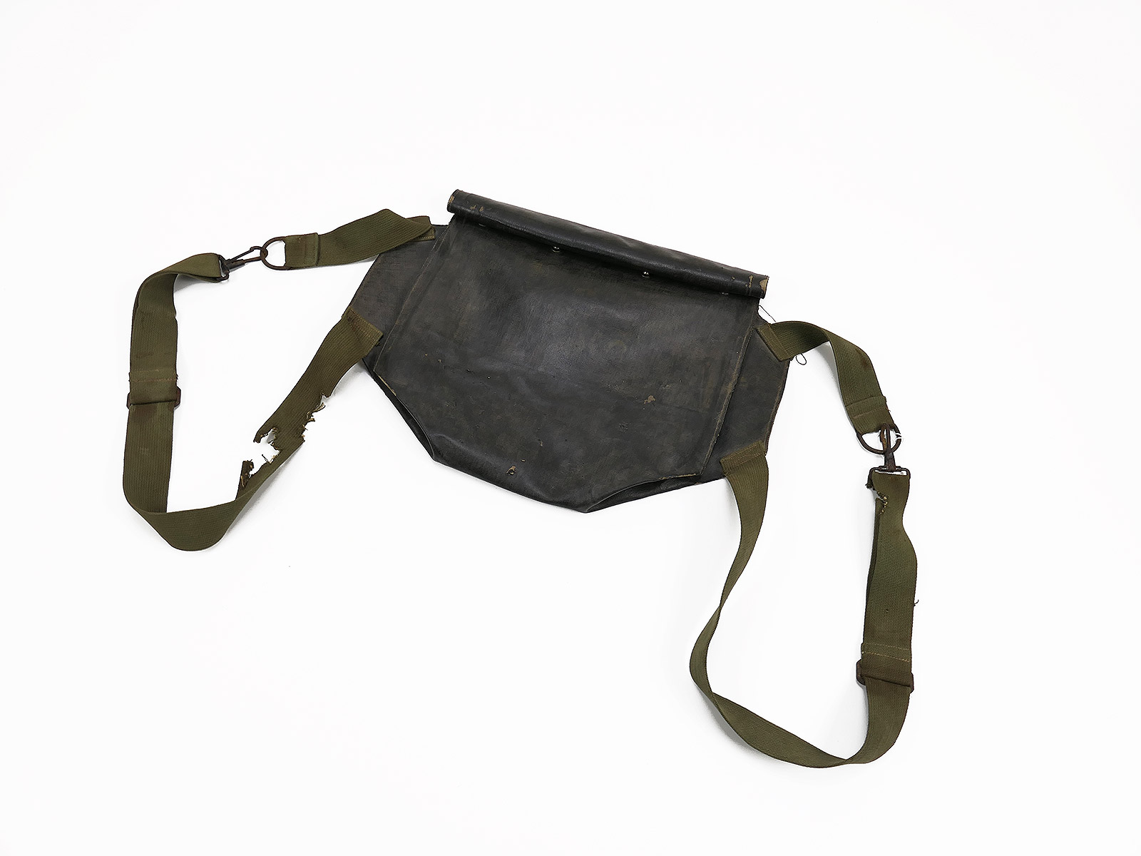 Original US ARMY WW2 M7 Assault Gas Mask Rubber bag Gasmaske Gasmaskentasche D-Day Normandie BATTLE WORN