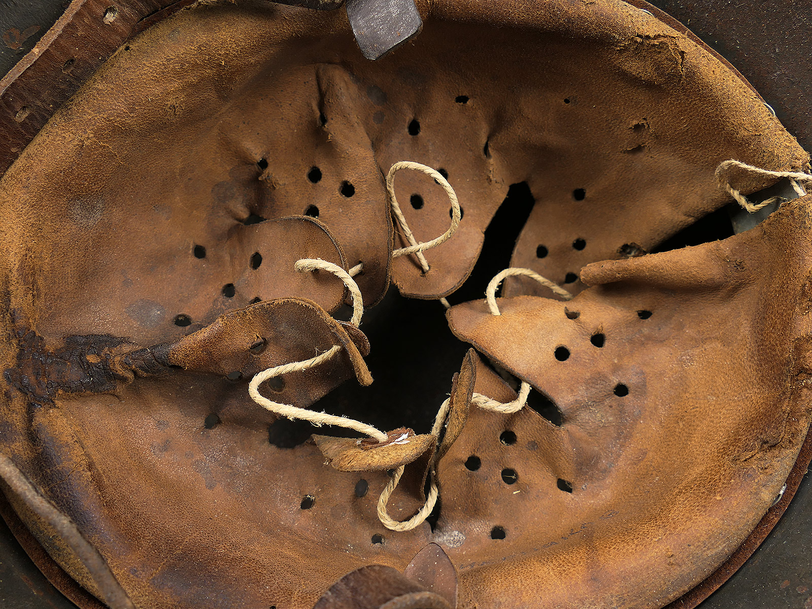 Wehrmacht SD Stahlhelm M42 mit Helmfutter u. Kinnriemen ORIGINAL SCHEUNENFUND