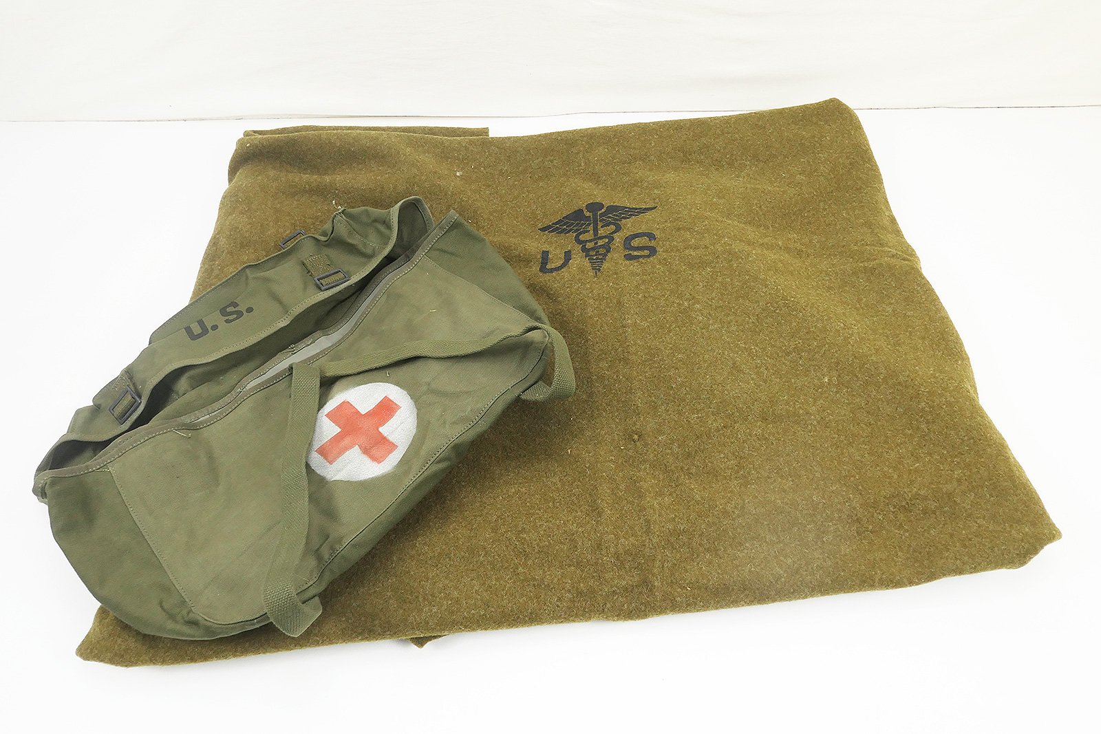 P1490756Ze0SYKLVXZ0JV #1 US Sanitäter Pack Field Cargo M-1945 Tasche + Wool virgin Blanket Aesculab Decke Red Cross