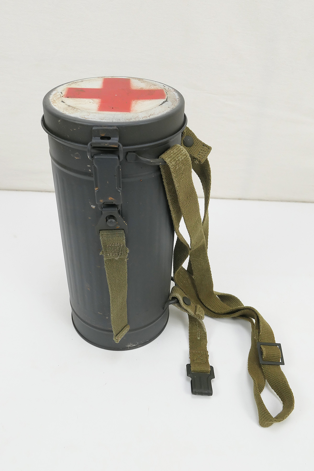 #2 DAK Südfront Gasmaskendose Tarnanstrich Rotkreuz Sanitäter Schutzmaskenbüchse mit Beriemung