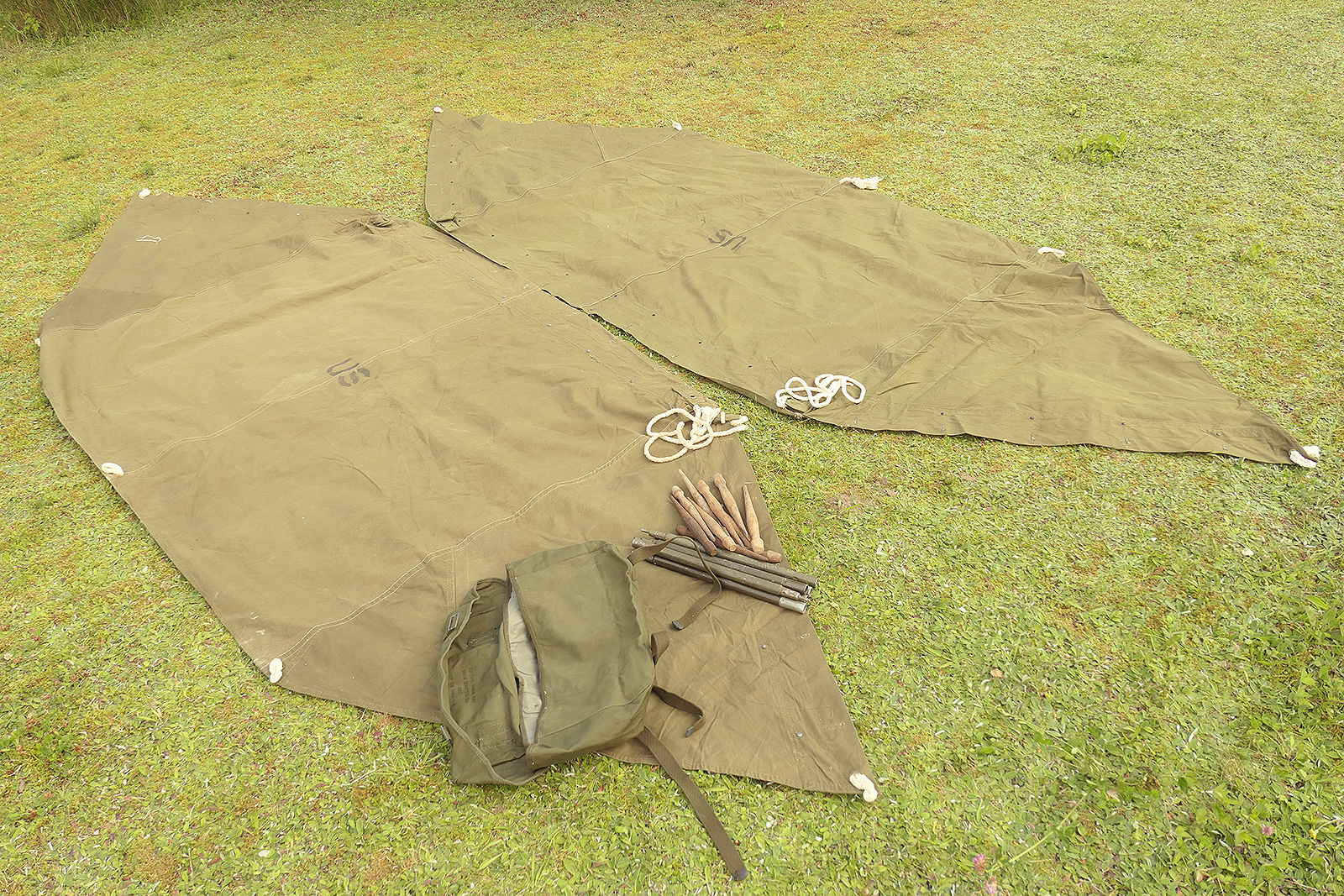 P1550435 #7 TYP US WW2 Zelt 2x Zeltbahn shelter Zeltplane tent half + Stangen und Holzpflöcke - Zweimannzelt