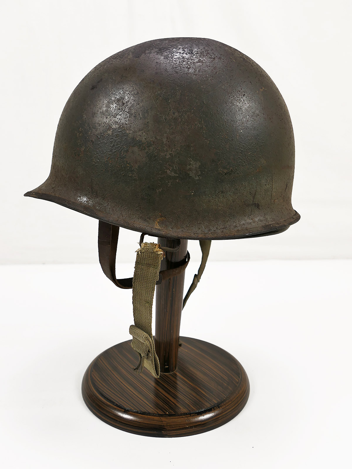 US ARMY WW2 M1 Front Seam Helmet Stahlhelm mit Liner / Kinnriemen COLLECTION BATTLE WORN