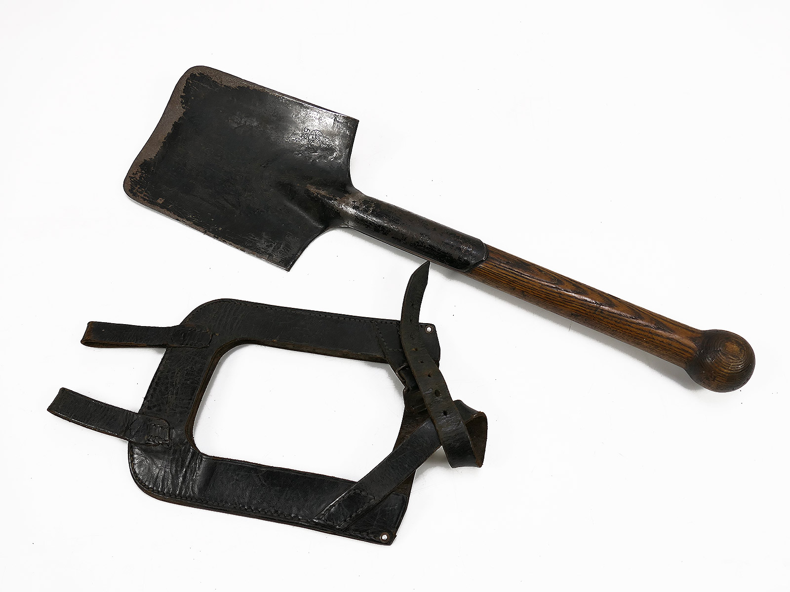 Antiker Infanterie Spaten mit Stempelung in Ledertasche / Spatentasche COLLECTION