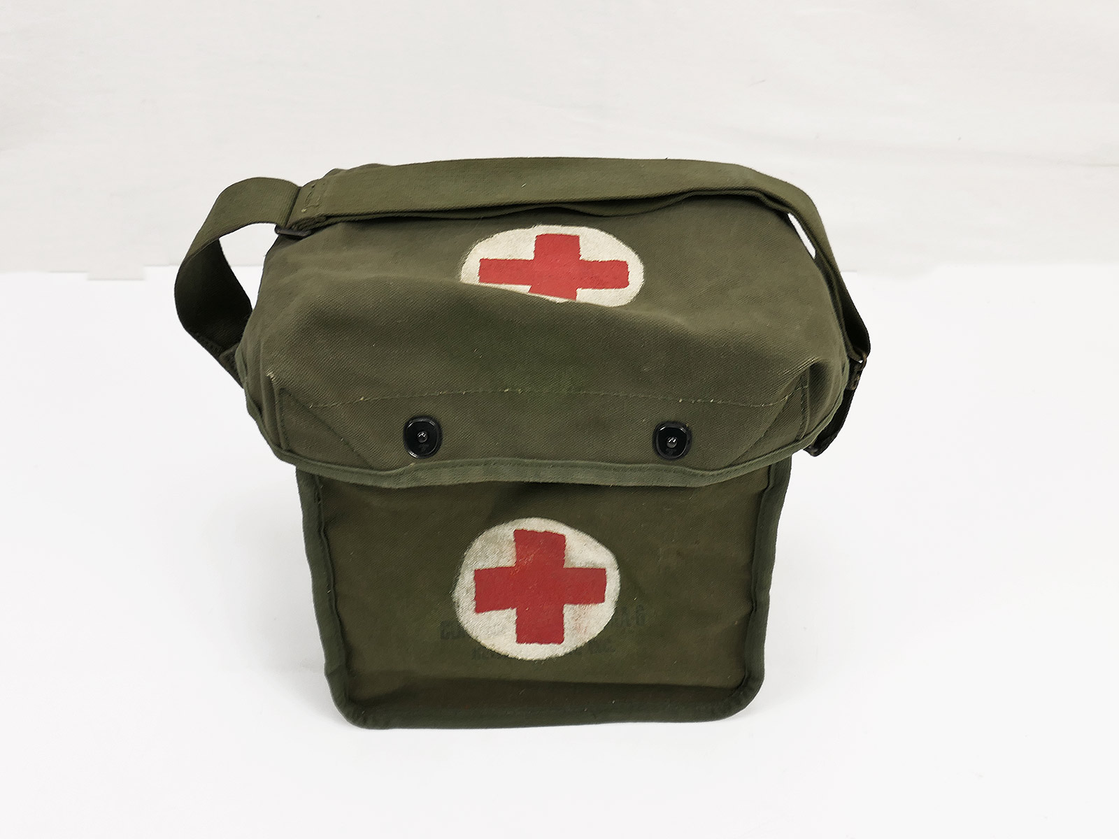 Original US Army WW2 Medical Bag oliv Spätkrieg Sanitäter Tasche mit Trageriemen / Collection BATTLE WORN