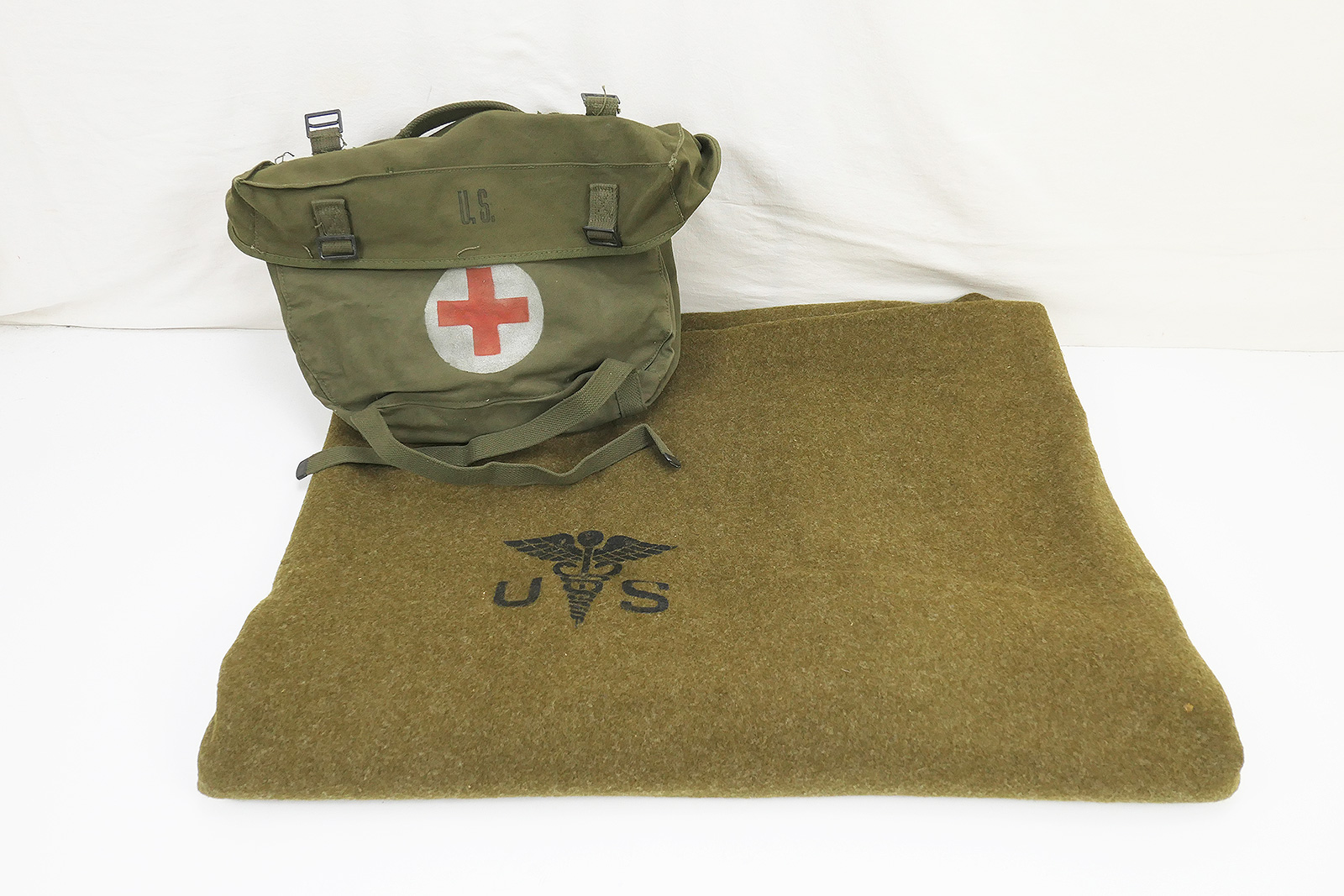 P1540880 #4 US Sanitäter Pack Field Cargo M-1945 Tasche + Wool virgin Blanket Aesculab Decke Red Cross