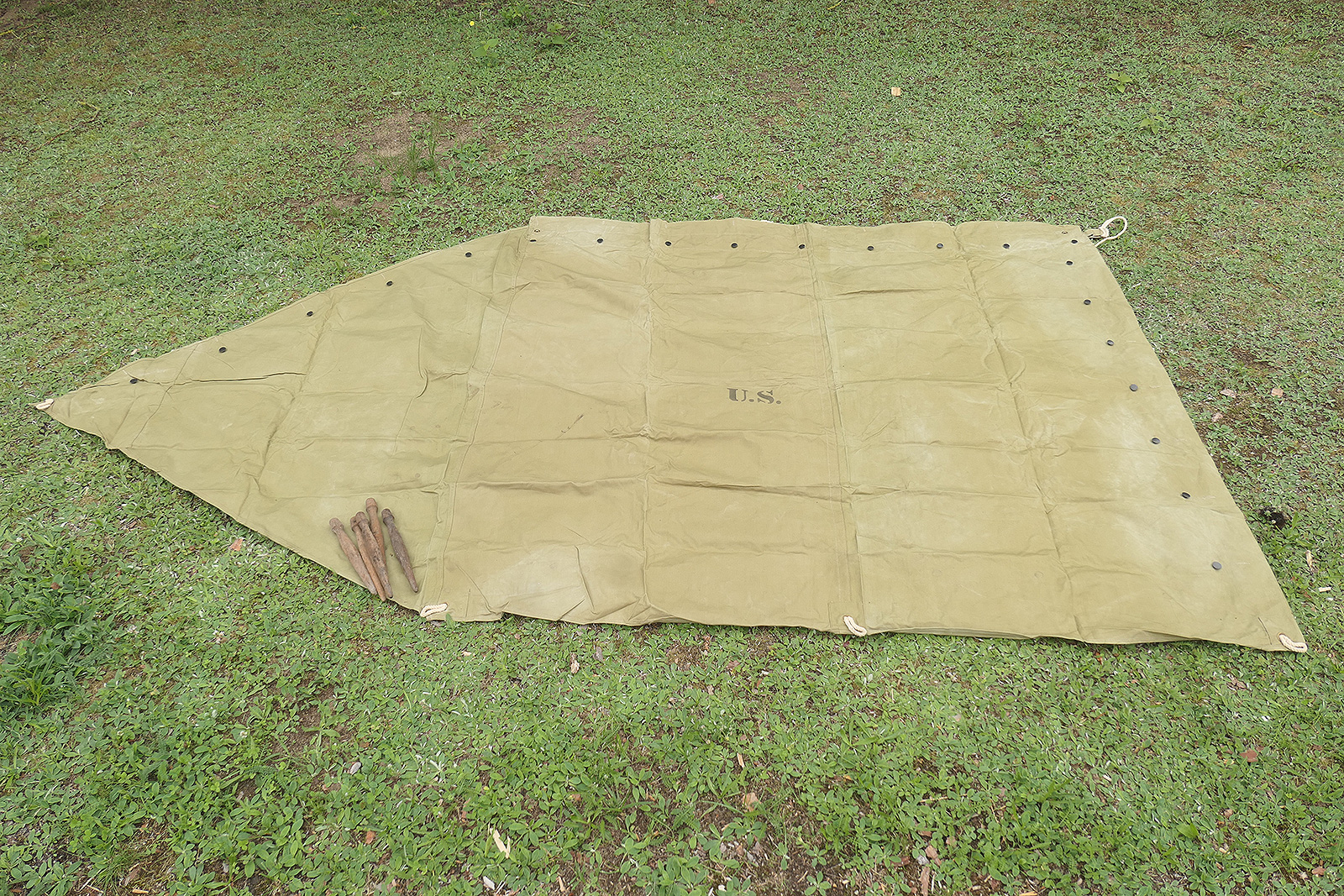 #1 US Zeltbahn shelter Zeltplane tent half 1942 + 5x Holzpflöcke