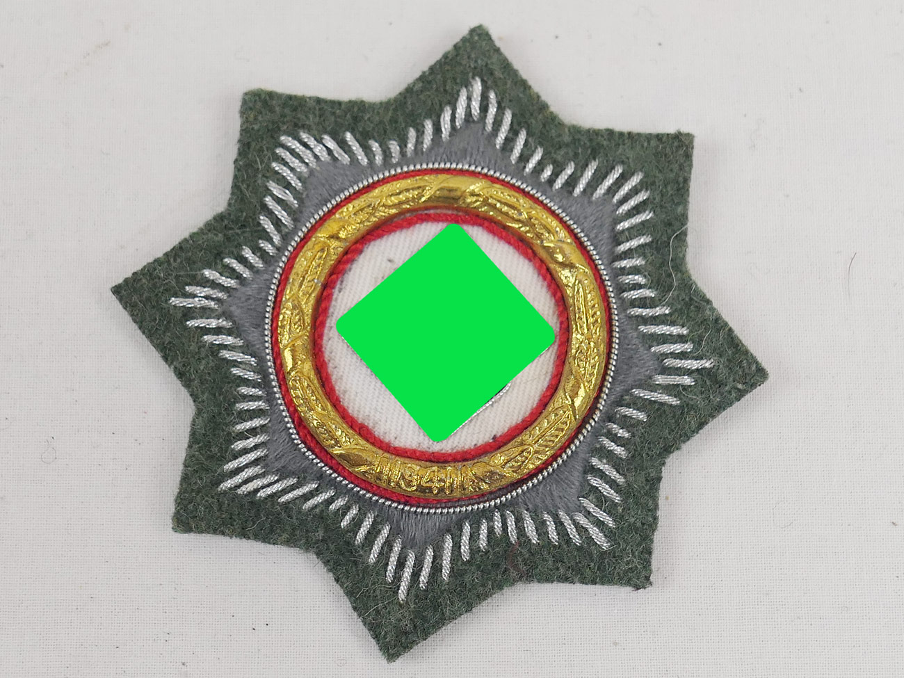 P1510892 Deutsches Kreuz in Gold Stoffausführung auf feldgrauer Unterlage