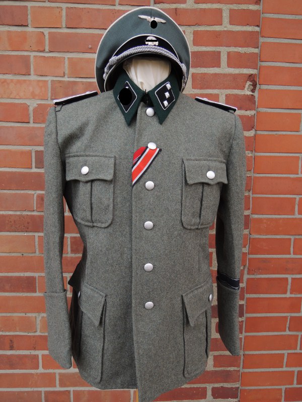 Beispiel für eine Elite Uniform nach Vorlage / Drehbuch / Filmrequisite Elite