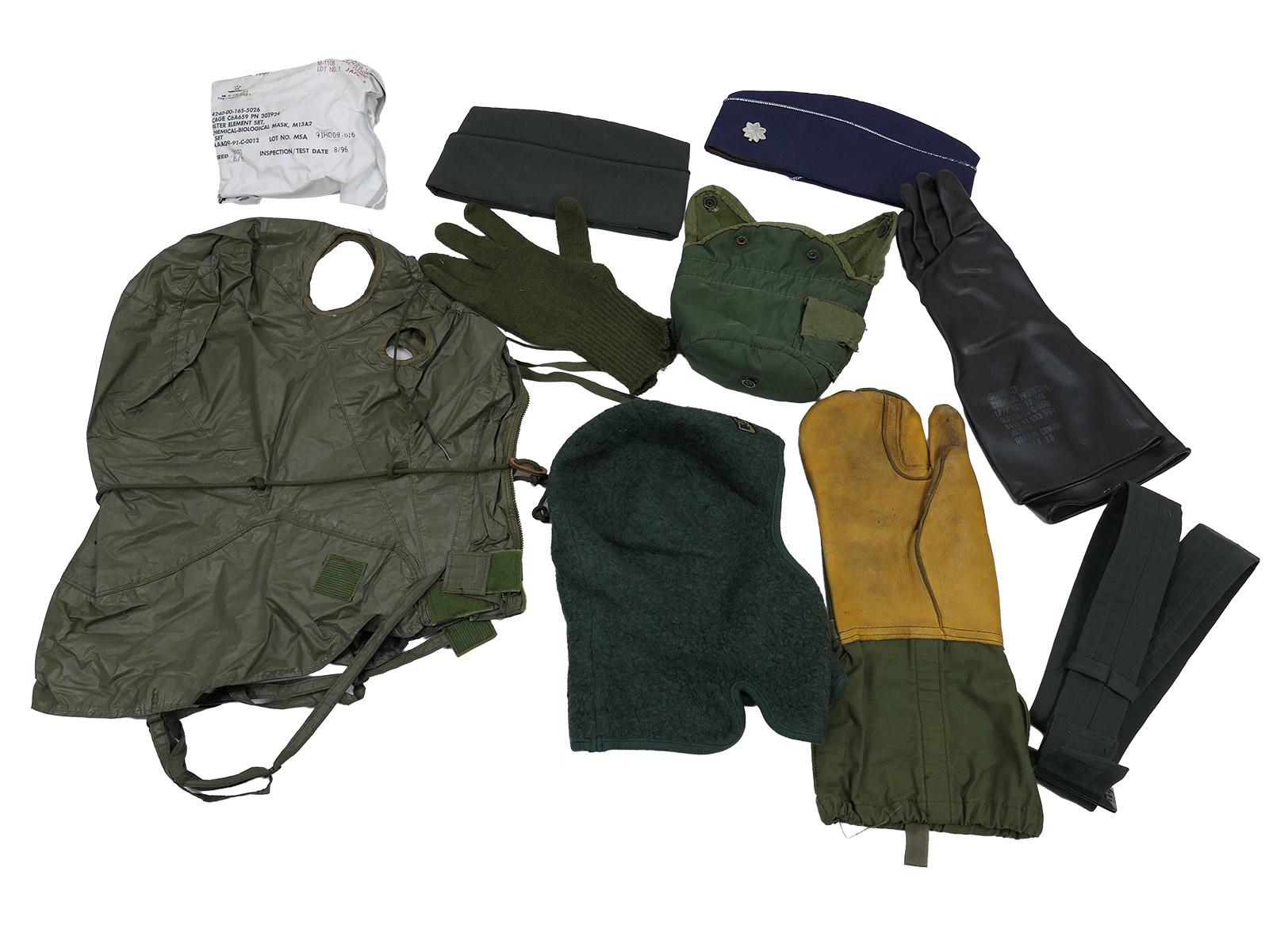 Flohmarktkiste 15kg Miliaria Militär Konvolut US Army Taschen Ersatzteile Bekleidung Ausrüstung Mützen ANSEHEN