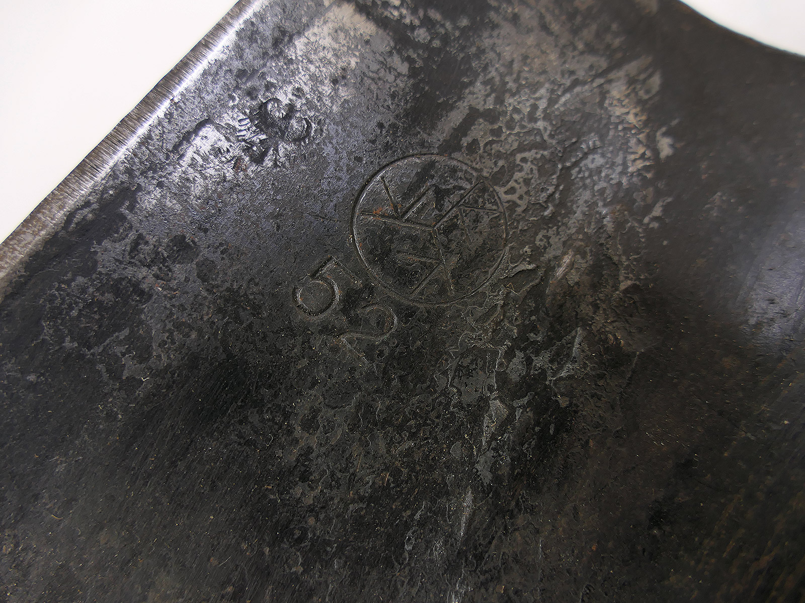 Antiker Infanterie Spaten mit Stempelung in Ledertasche / Spatentasche COLLECTION
