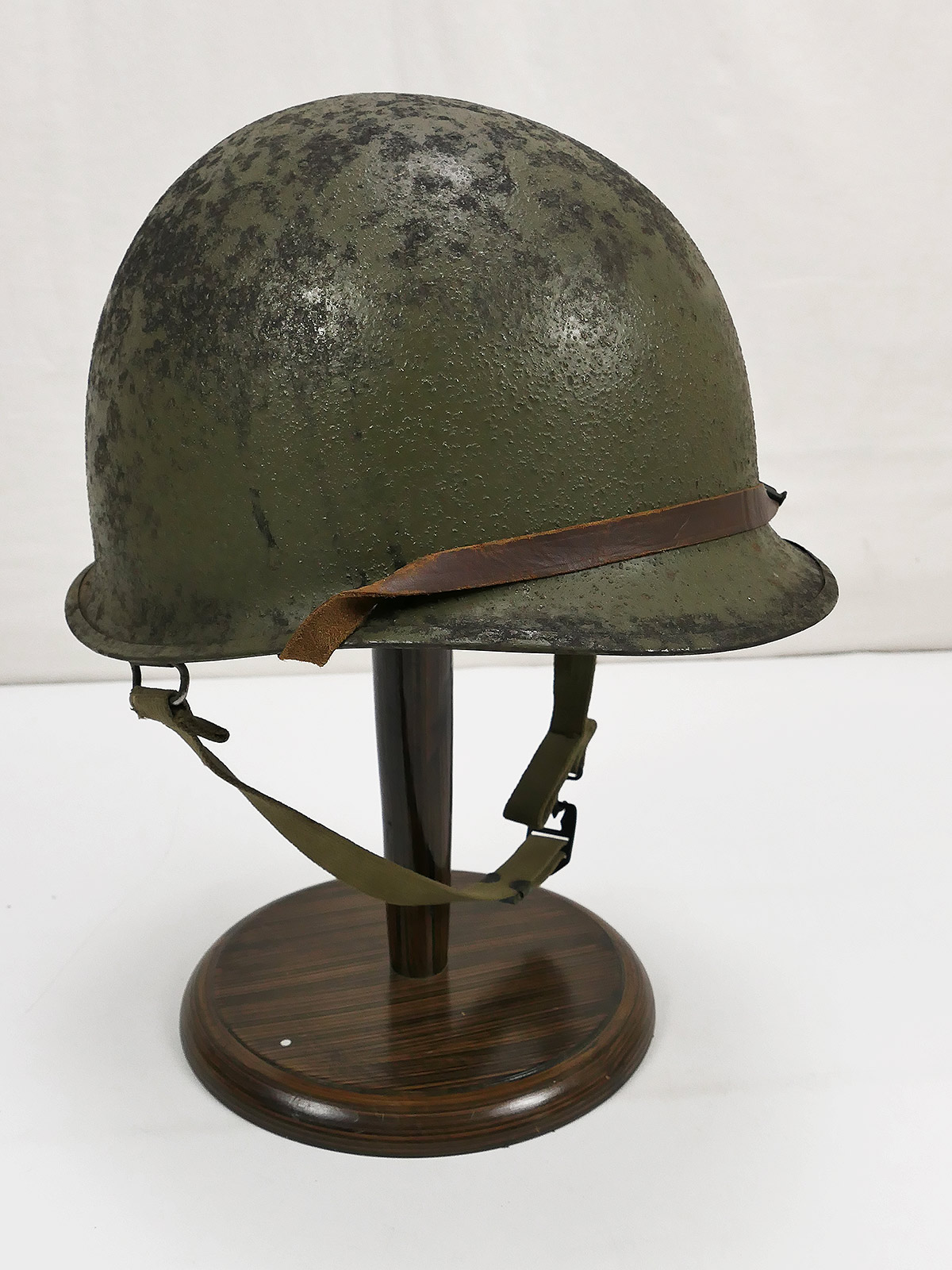 P1692733 US WW2 M1 Swivel Bale Back Seam Helmet Stahlhelm mit U.S. International Molded Plastics Liner