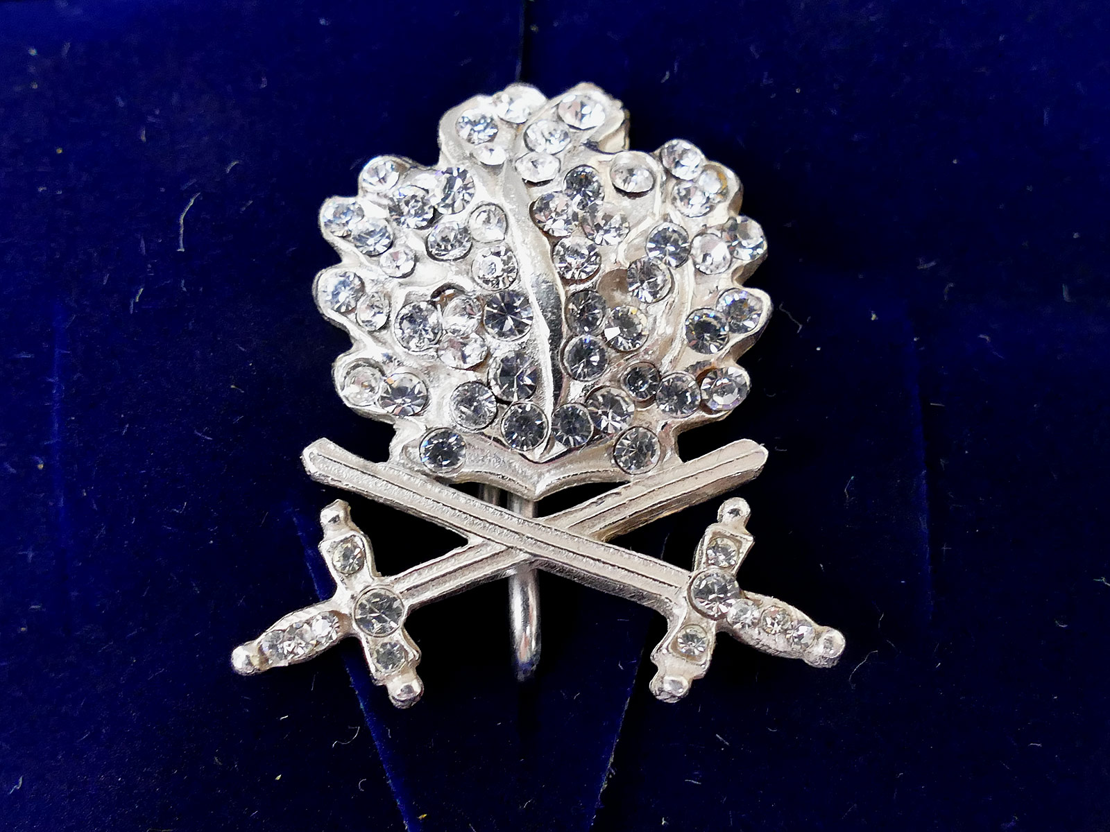 Eichenlaub mit Schwertern und Brillanten versilbert zum Ritterkreuz des Eisernen Kreuzes