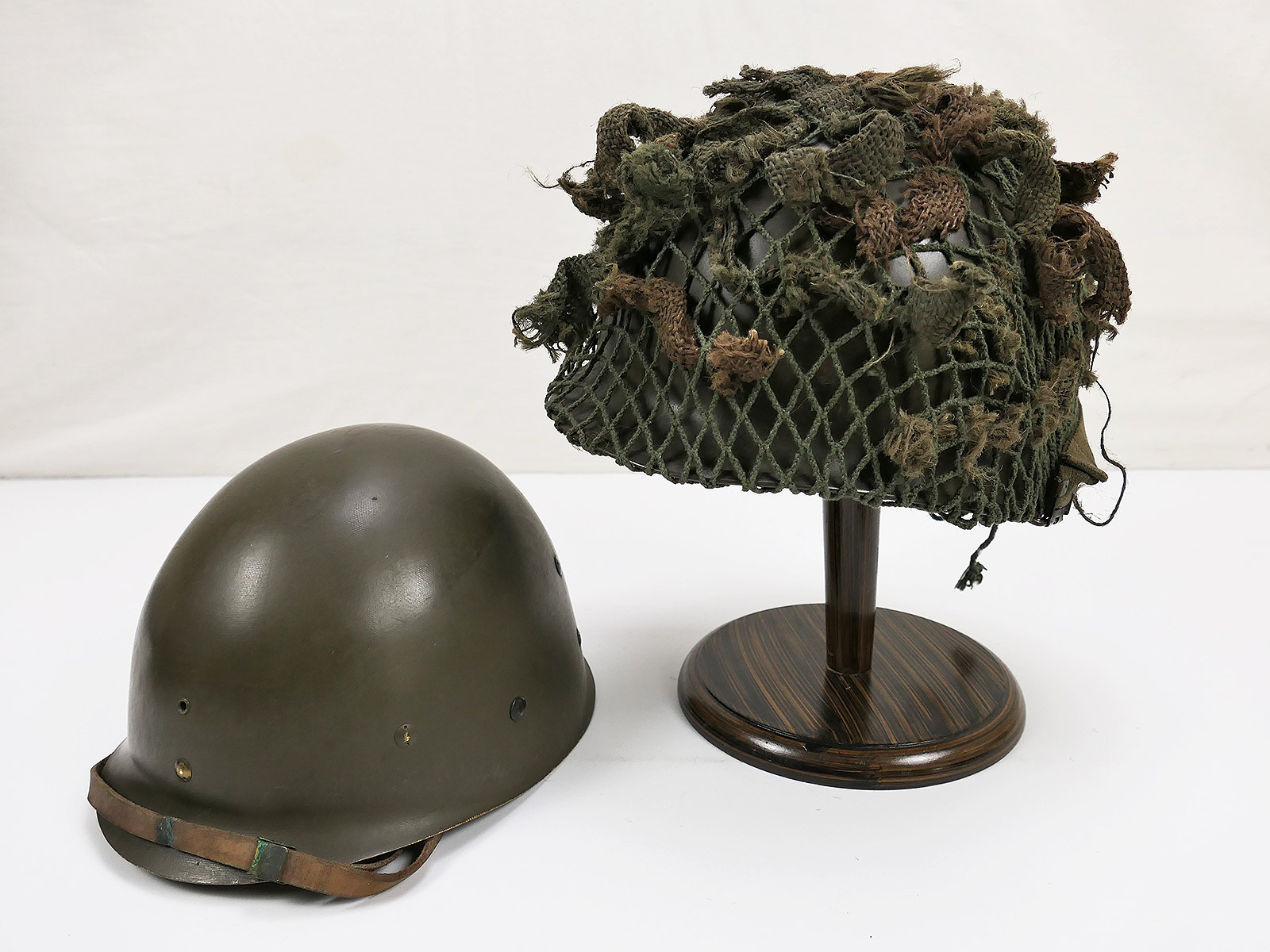 P1693632 TYPE US WW2 M1 Helmet Stahlhelm mit Liner / Kinnriemen Helmnetz Tarnmaterial