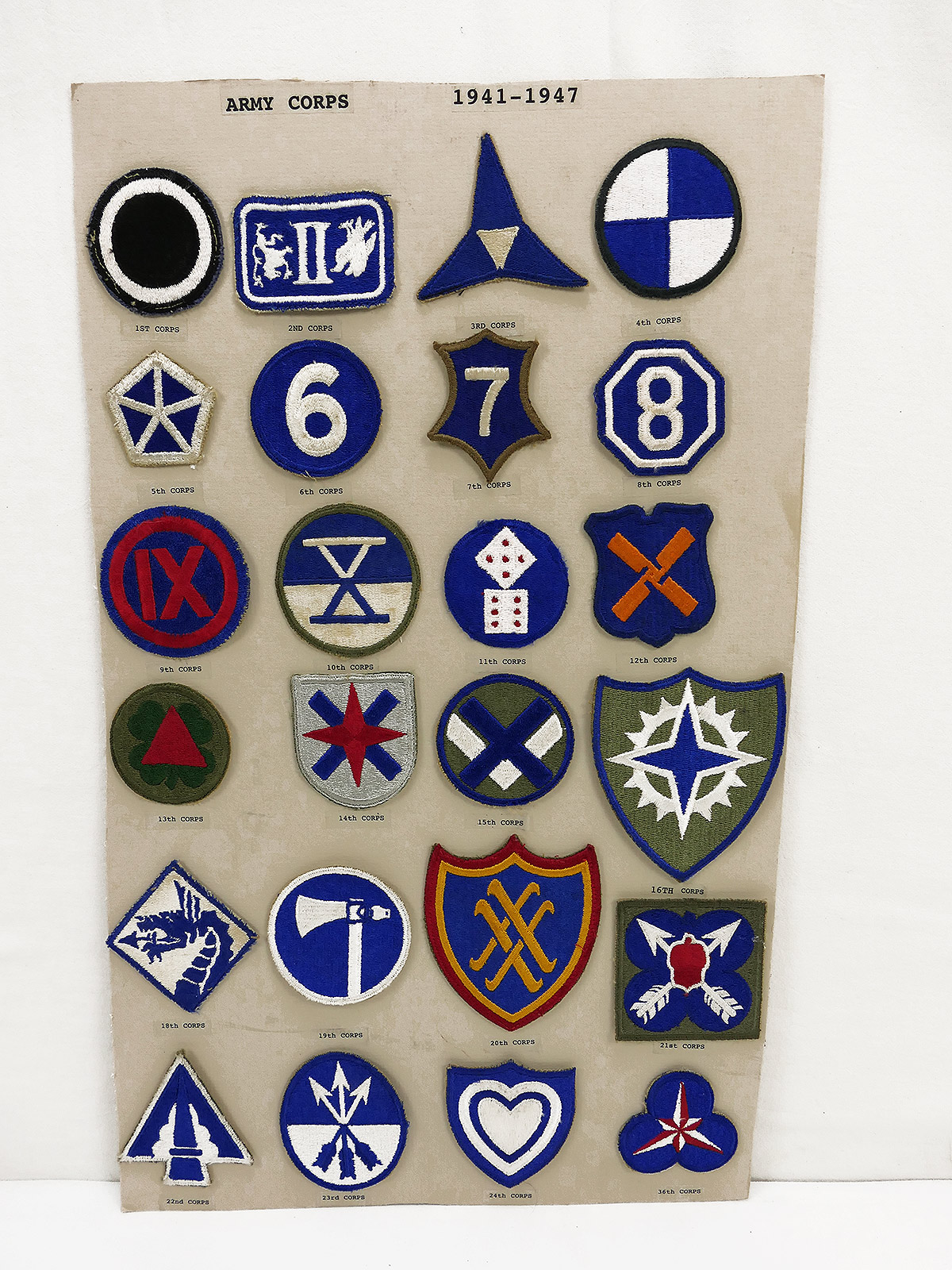 P1705110 Show Card / Schautafel III mit 24x US ARMY CORPS Patch Abzeichen Badge 1941-1947
