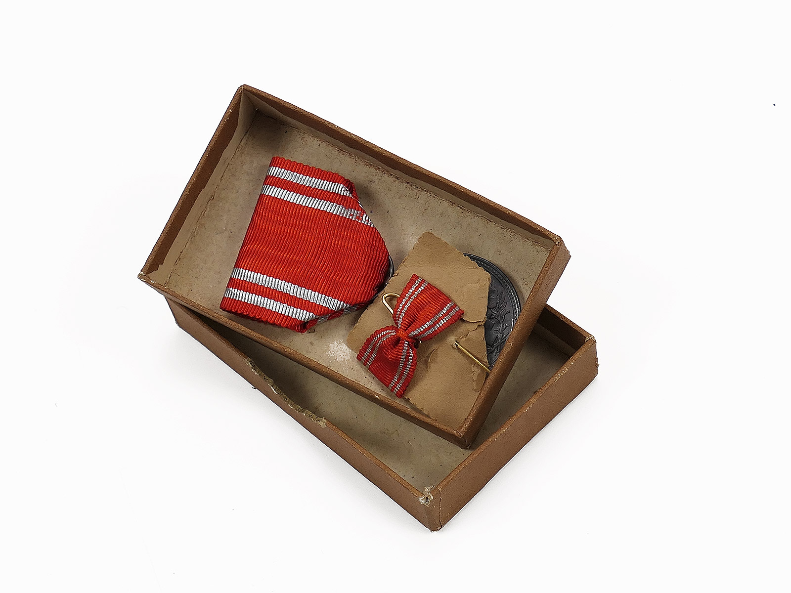 Japan um 1941 Rotkreuz Medaille + Band Miniatur in Schachtel