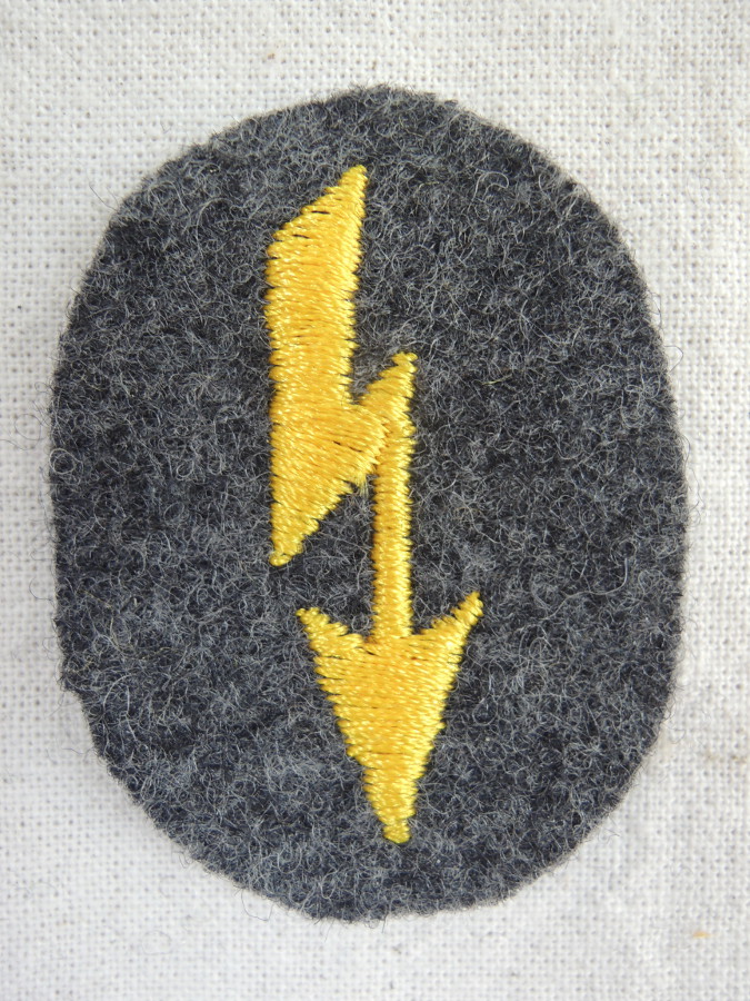 Wehrmacht Blitz Blitzmädchen Nachrichtenhelferin Funkerblitz für Schiffchen kleines Abzeichen