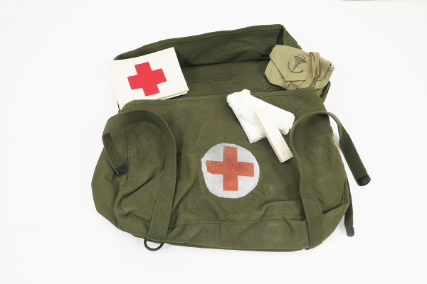 US Pack Field Cargo M-1945 Sanitäter Tasche mit Inhalt Red Cross Rotkreuz