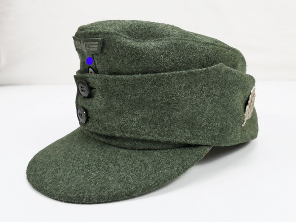 Wehrmacht M43 Jäger Feldmütze Heer Gr.57 mit Mützenadler und Abzeichen Eichenlaubblätter