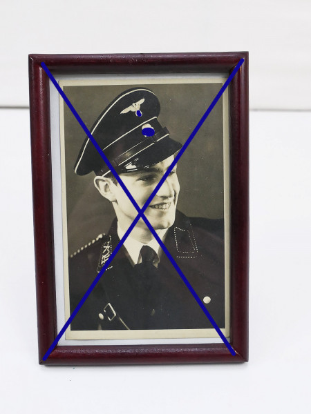Allgemeine SS Foto / PK / Portrait junger SS-Mann in Dienstuniform mit Schirmmütze gerahmt