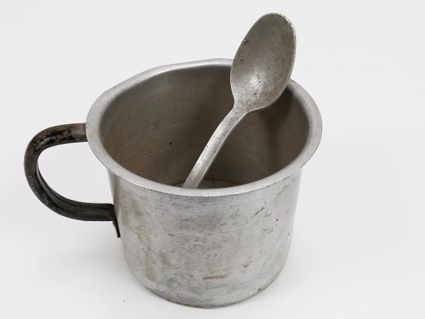 1x Aluminium Löffel Eßlöffel + kleiner Henkel Topf aus der Zeit