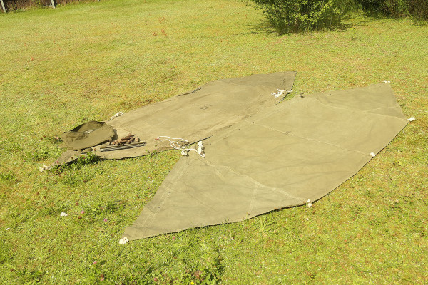 #8 TYP US WW2 Zelt 2x Zeltbahn shelter Zeltplane tent half + Stangen und Holzpflöcke - Zweimannzelt