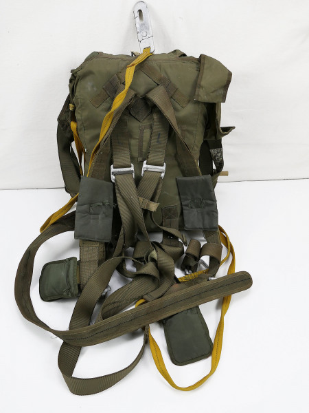 US Parachute 35 ft. Dia. Troop Back Automatik Fallschirm mit Gurtzeug