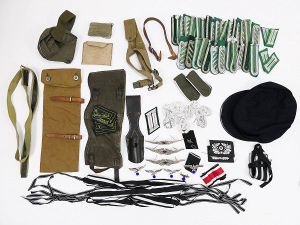 Militaria Konvolut Effekten Abzeichen Schulterklappen Kragenbänder HJ Mütze ANSEHEN