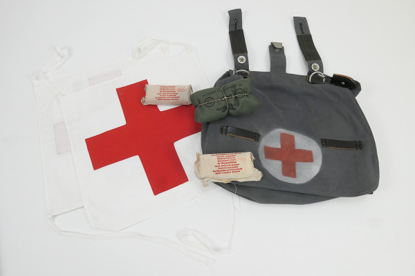 #2 WL Sanitäter Brotbeutel Set Rotkreuz Blaugrau mit Trageriemen und Verbandszeug Luftwaffe WW2