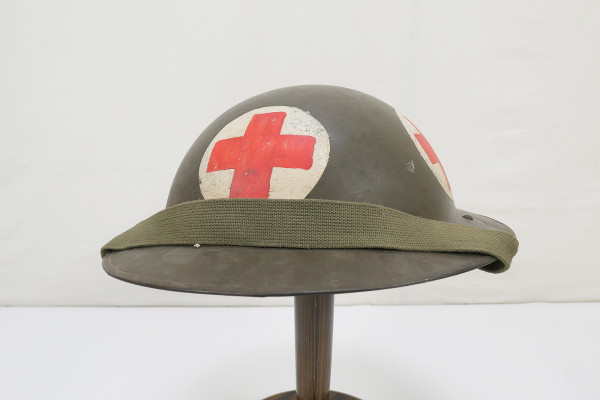 #1 Tellerhelm Britisch Stahlhelm mit Kinnriemen Sanitäter British Army Rotkreuz