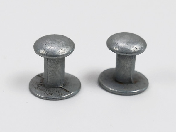 2x Metall Niete für Diverses / Riemen / auch für Beriemung Gasmaskendose